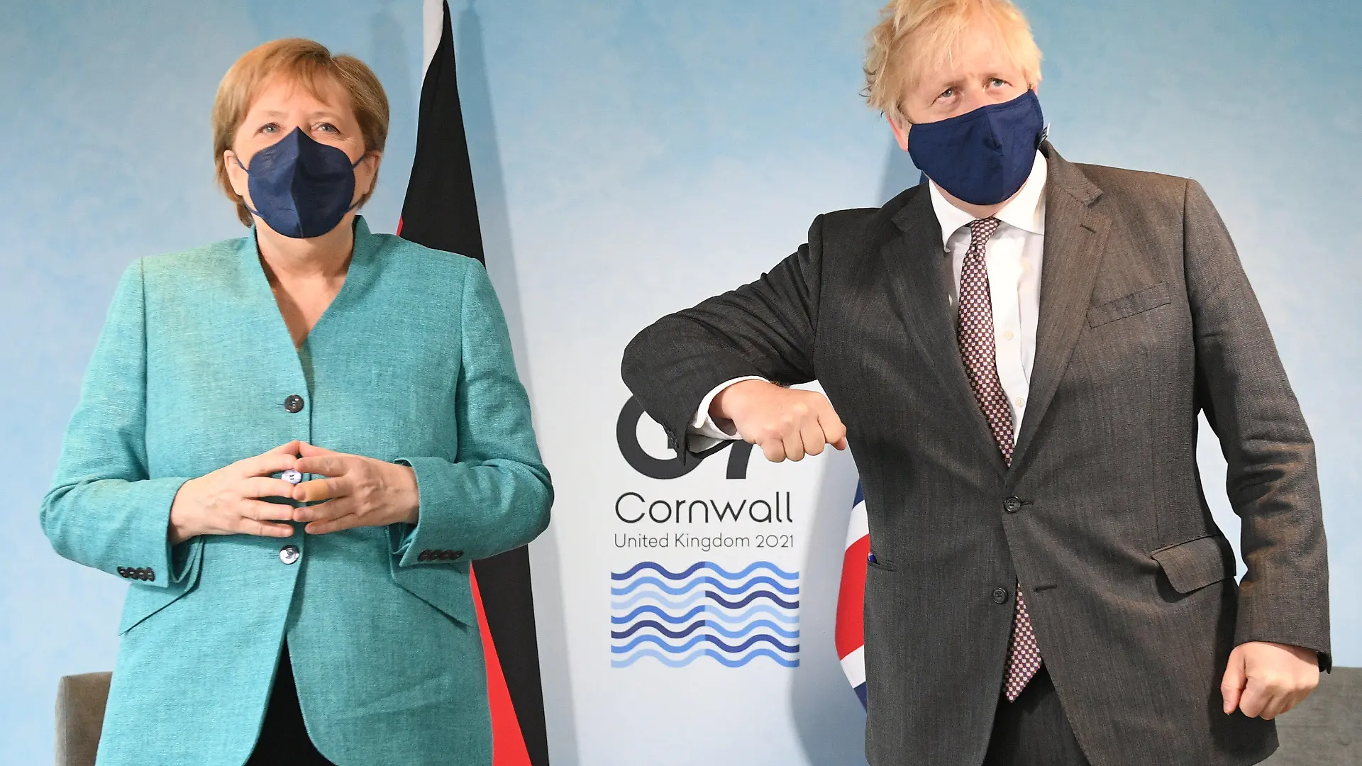 ARCHIV - 12.06.2021, Großbritannien, St Ives: Boris Johnson (r), Premierminister von Großbritannien, und Angela Merkel, Bundeskanzlerin von Deutschland, begrüßen sich bei einem bilateralen Treffen während des G7-Gipfels. Kanzlerin Angela Merkel reist an diesem Freitag zu Treffen mit Premierminister Boris Johnson und Königin Elizabeth II. nach Großbritannien.(zu dpa "Merkel in Großbritannien - Treffen mit Queen und Johnson") Foto: Stefan Rousseau/PA Wire/dpa +++ dpa-Bildfunk +++