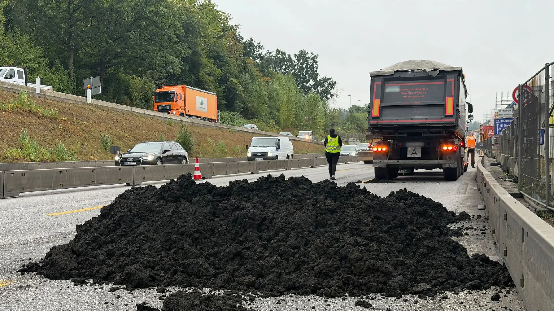Der Klärschlamm ist auf der gesamten Straße verteilt.