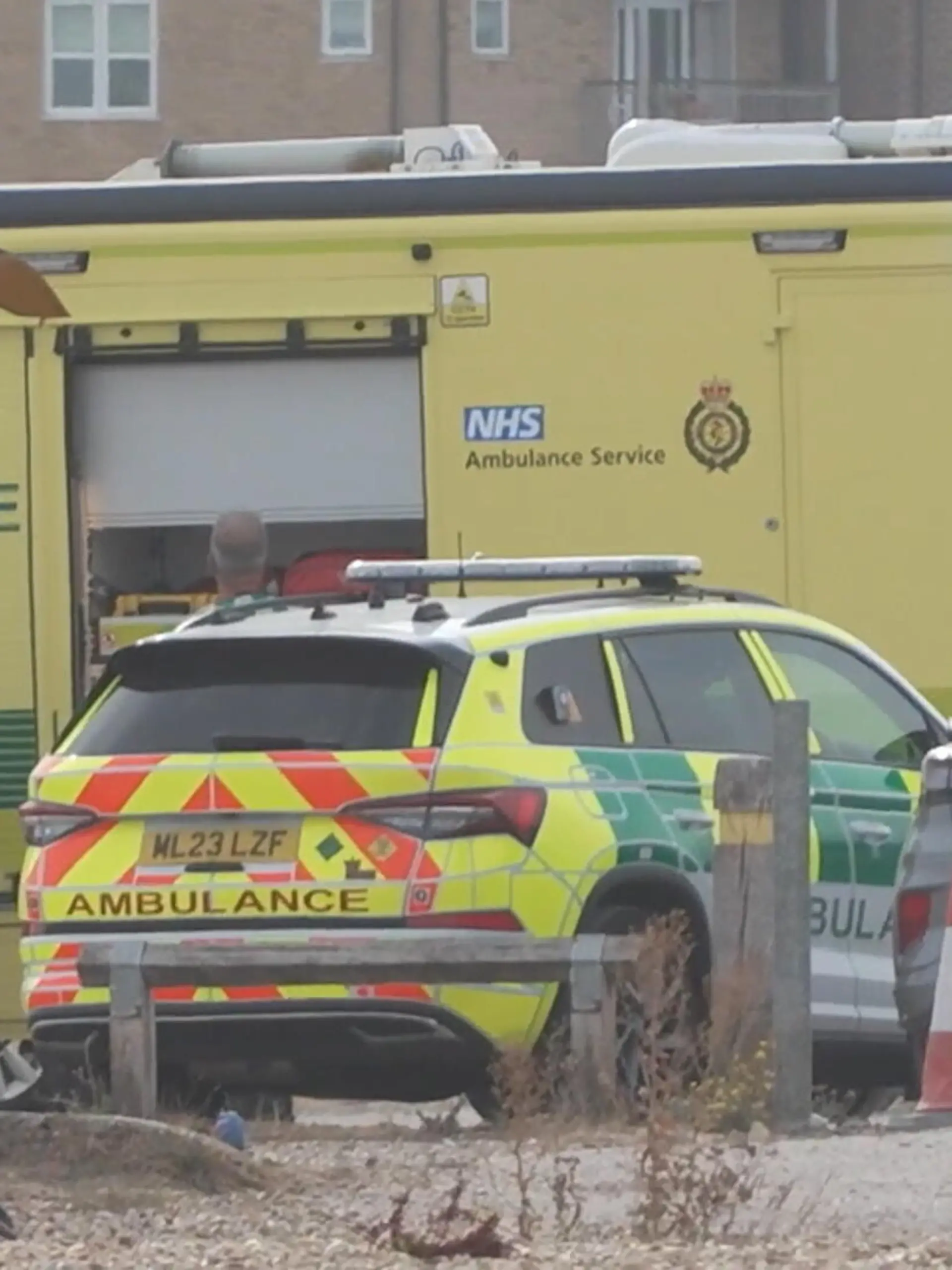 Einsatzkräfte können in Shoreham-by-Sea ein Mädchen retten