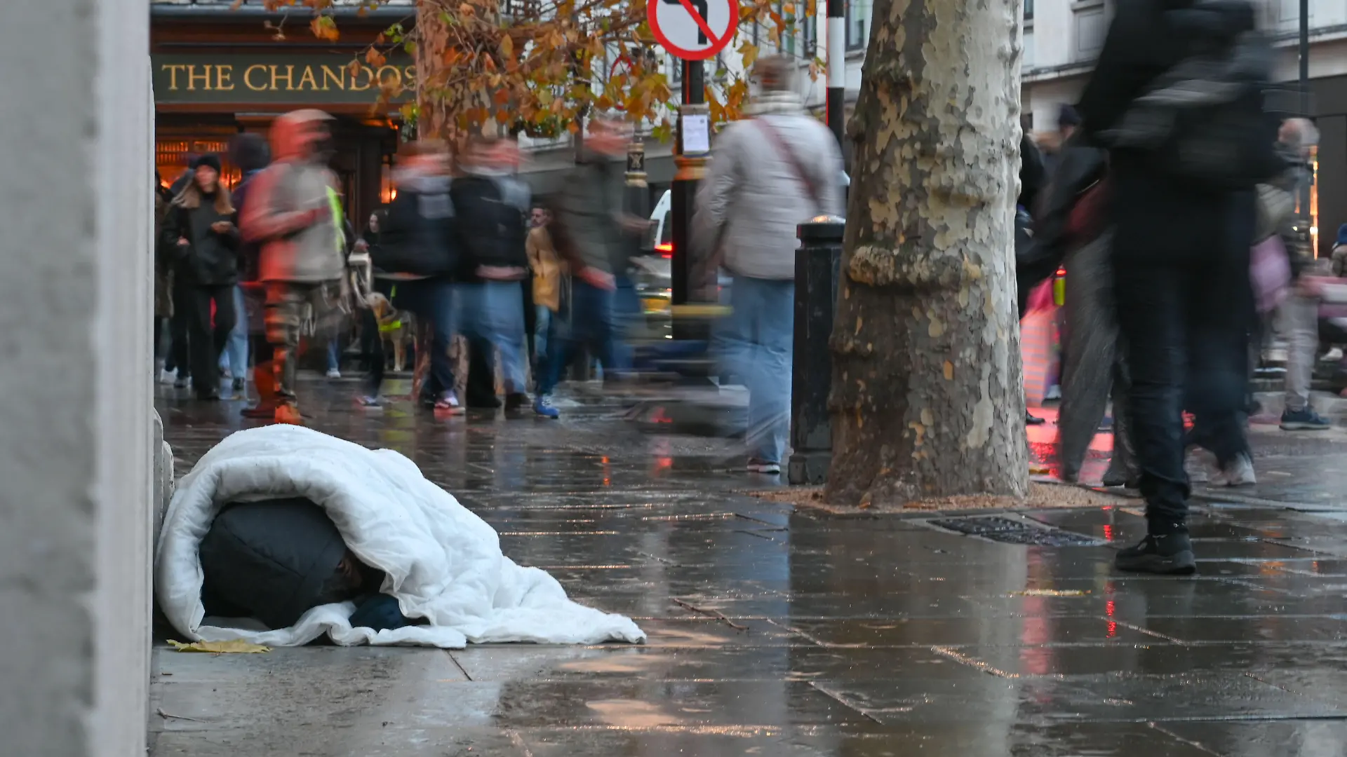 LONDON, UNITED KINGDOM - DECEMBER 6: People living on the streets in London continue to struggle under harsh conditions as homelessness remains a growing issue across the city in United Kingdom on December 6, 2025. Rasid Necati Aslim / Anadolu