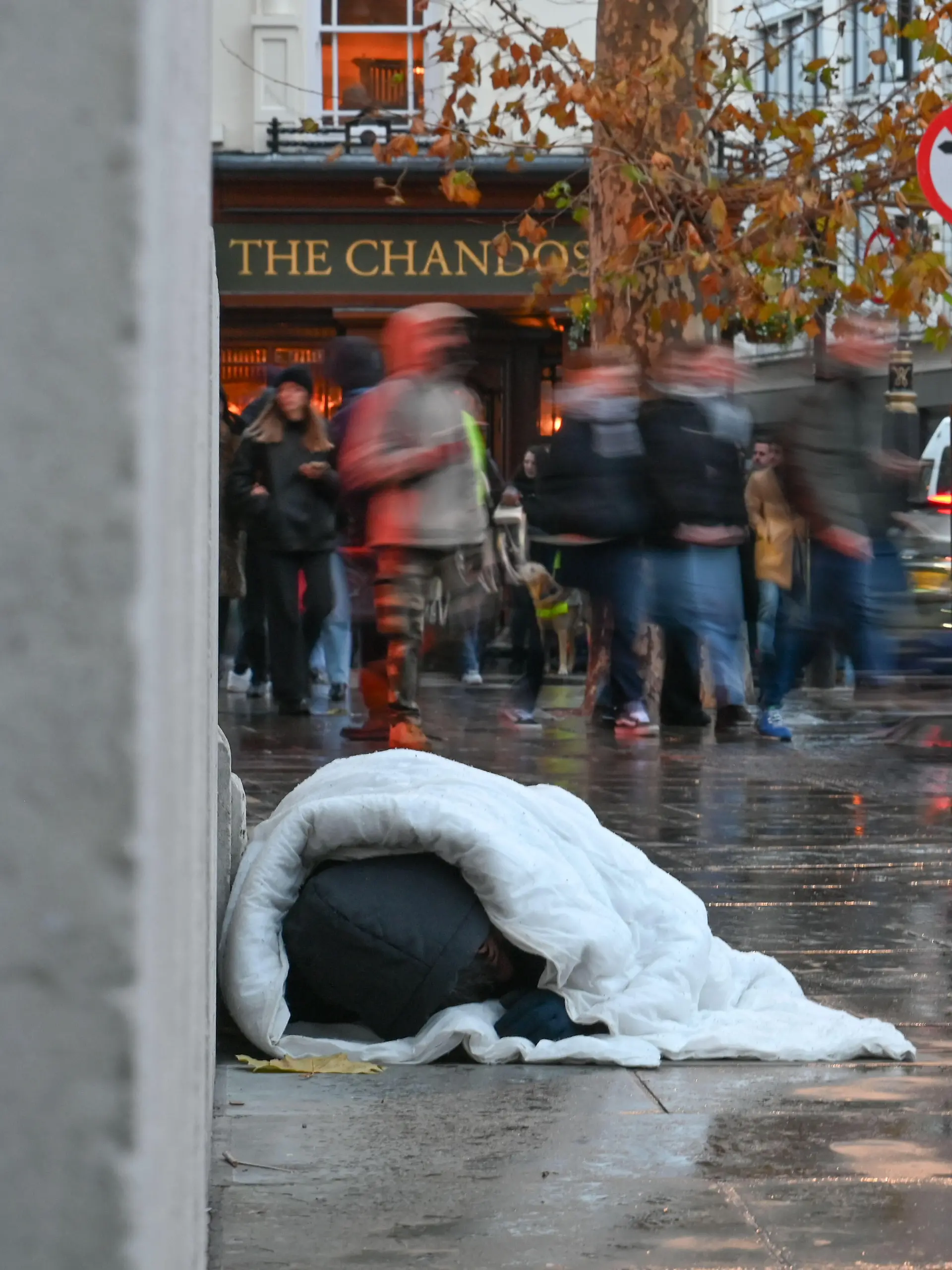 LONDON, UNITED KINGDOM - DECEMBER 6: People living on the streets in London continue to struggle under harsh conditions as homelessness remains a growing issue across the city in United Kingdom on December 6, 2025. Rasid Necati Aslim / Anadolu