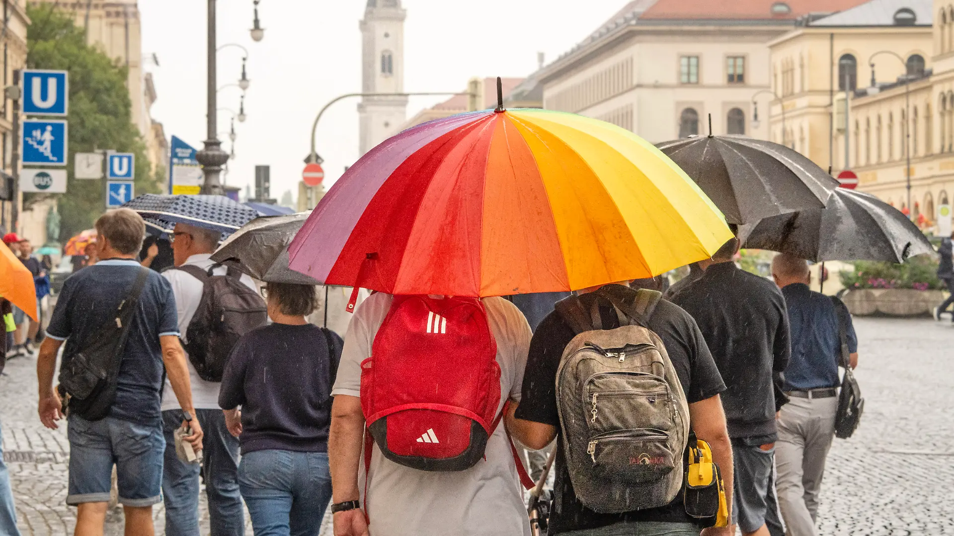 Glücklich ist, wer einen Regenschirm mit sich führt!