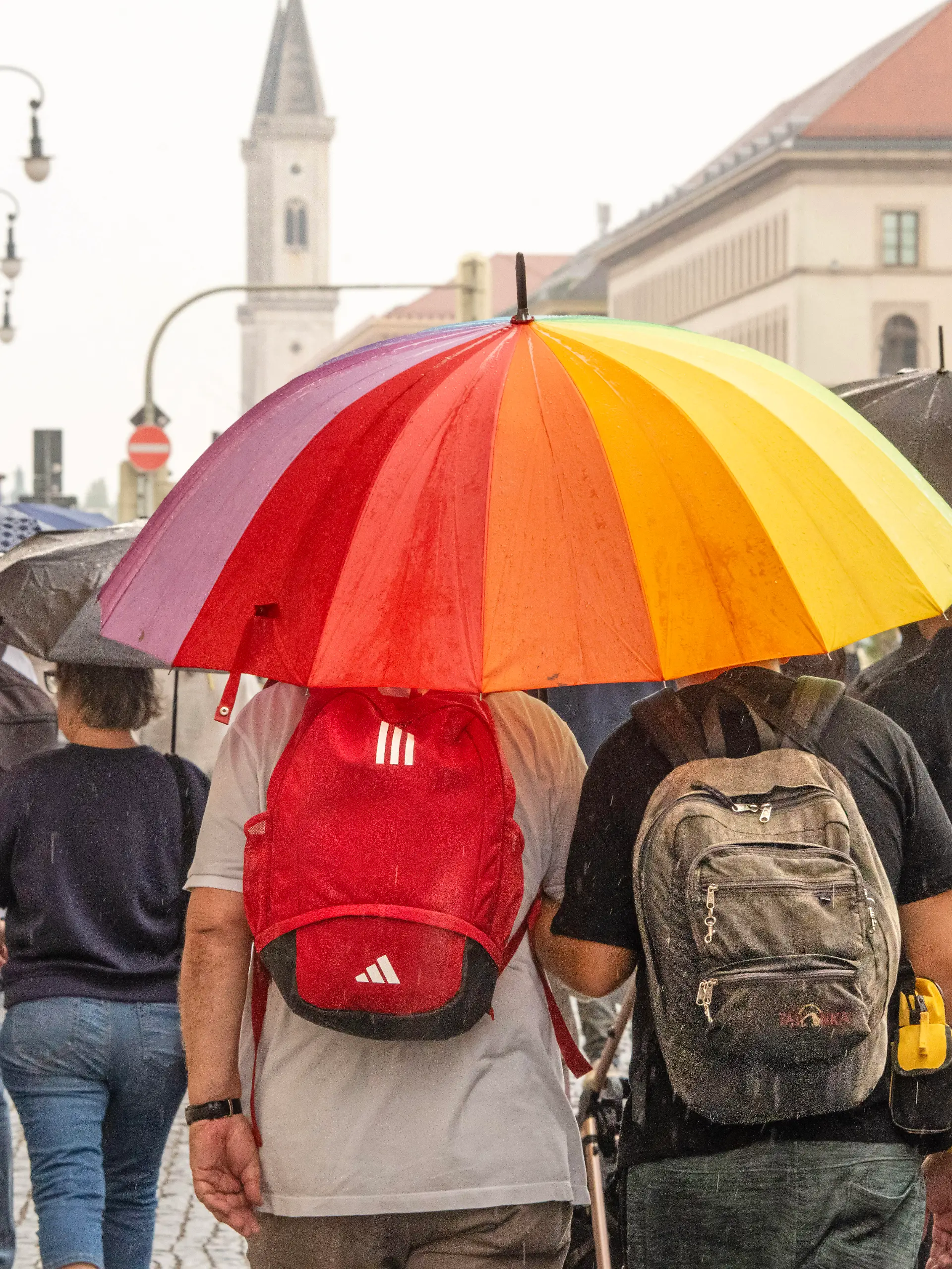 Glücklich ist, wer einen Regenschirm mit sich führt!