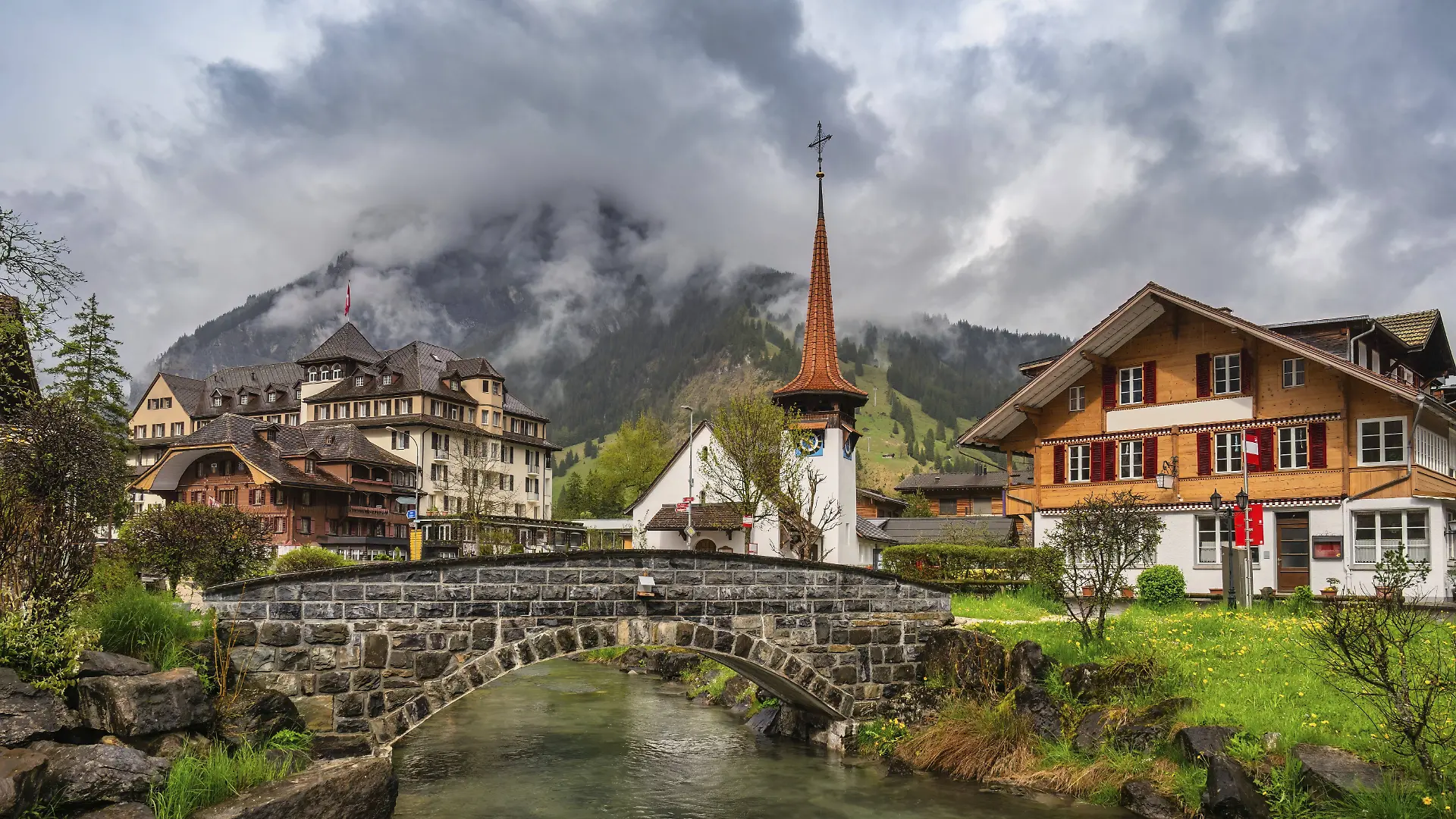 Kandersteg Schweiz, Stadtsilhouette am Fluss Kander und evangelische Kirche Kandersteg Switzerland, city skyline at Kand