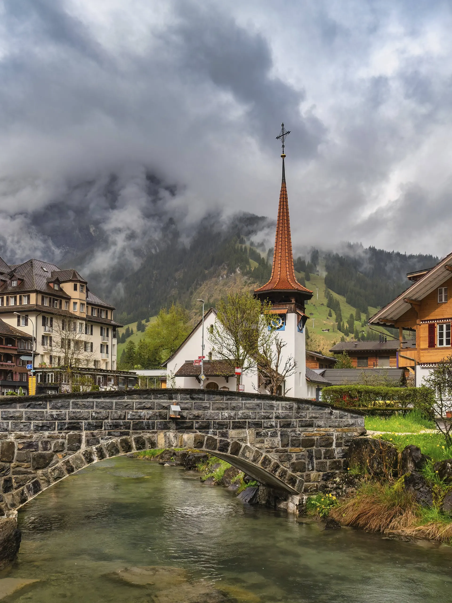 Kandersteg Schweiz, Stadtsilhouette am Fluss Kander und evangelische Kirche Kandersteg Switzerland, city skyline at Kand