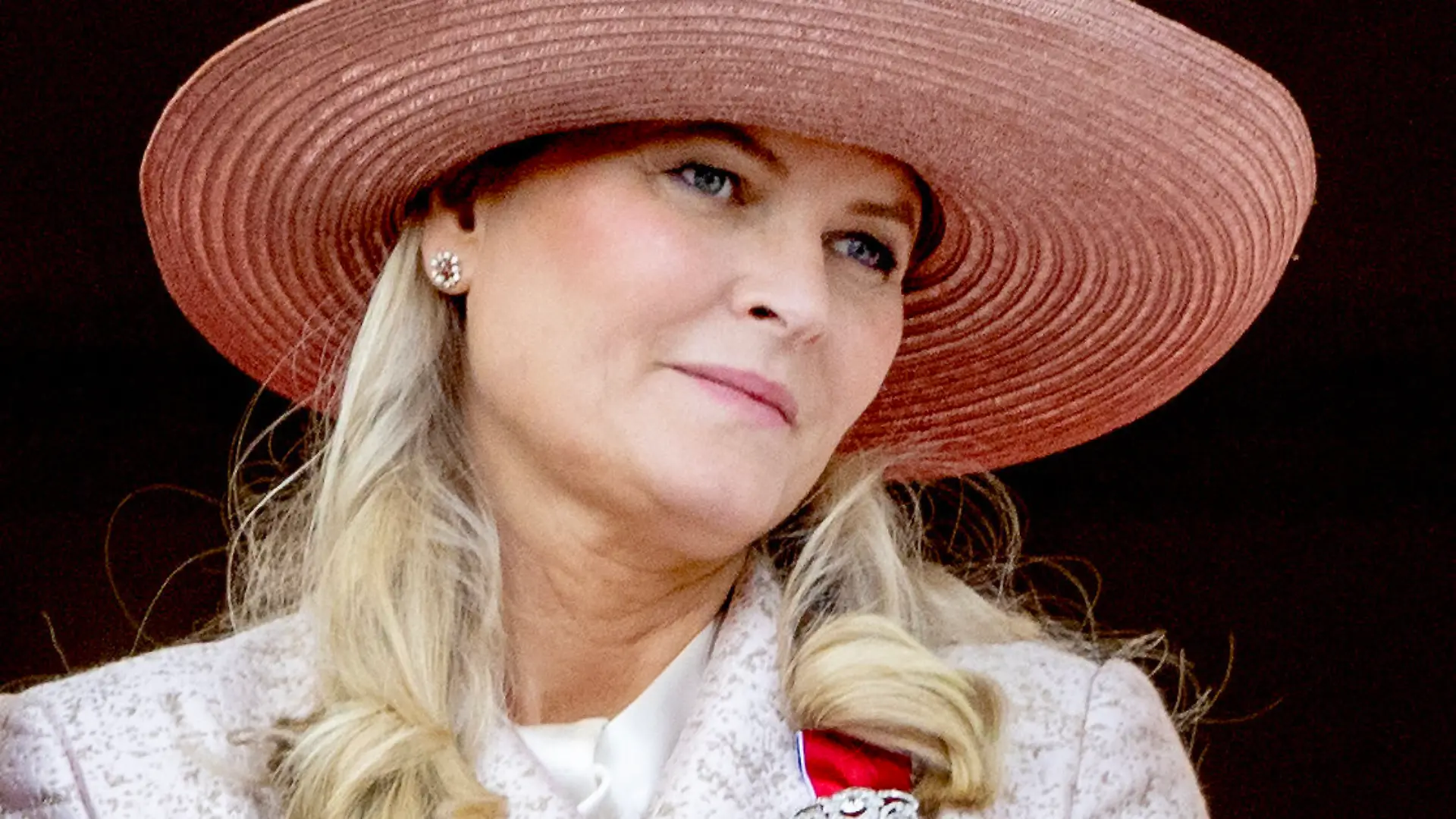 OSLO 17-05-2026 Norwegian Royal Family, Crown Princess Mette-Marit watch the procession in front of the Royal Palace in Oslo Foto: Albert Nieboer Netherlands OUT Point De Vue OUT
