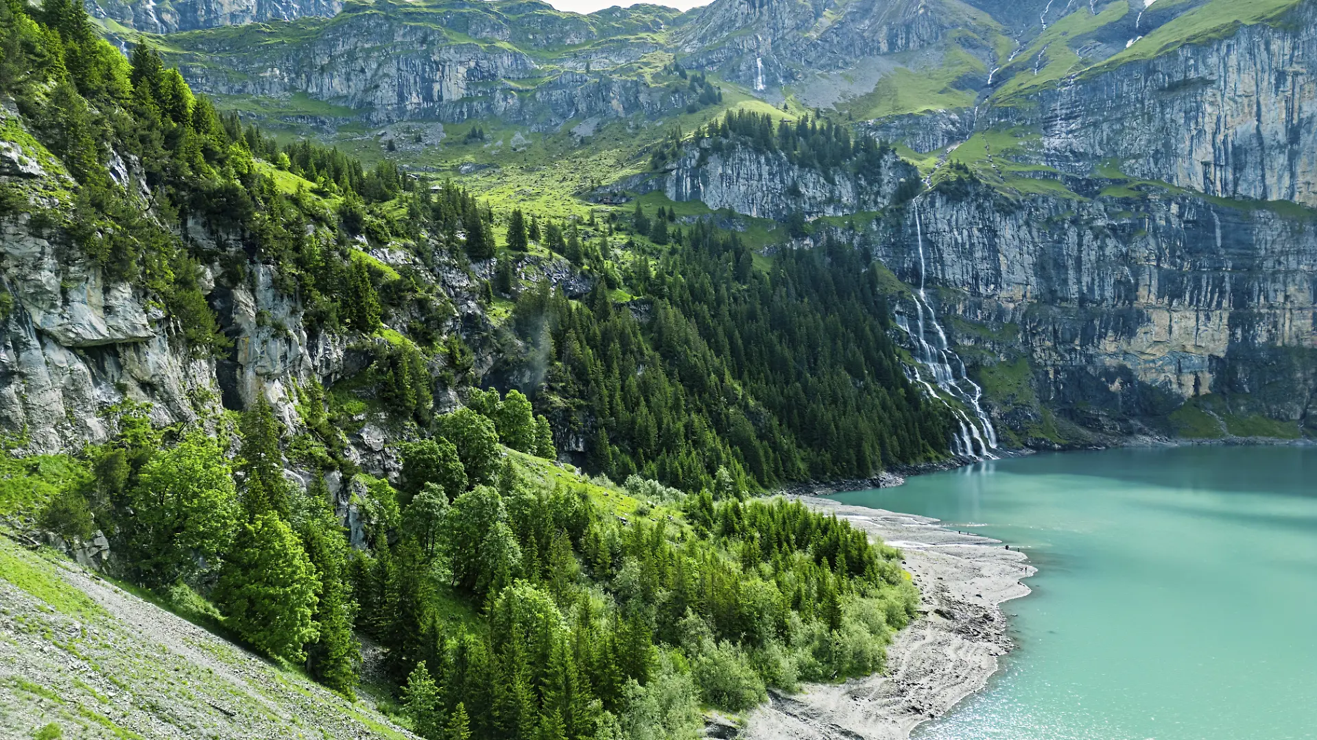 Eine ruhige Berglandschaft mit einem türkisfarbenen See und dichten Waldrändern, Natur, Wasser, Eis, Gletscherströme, Be