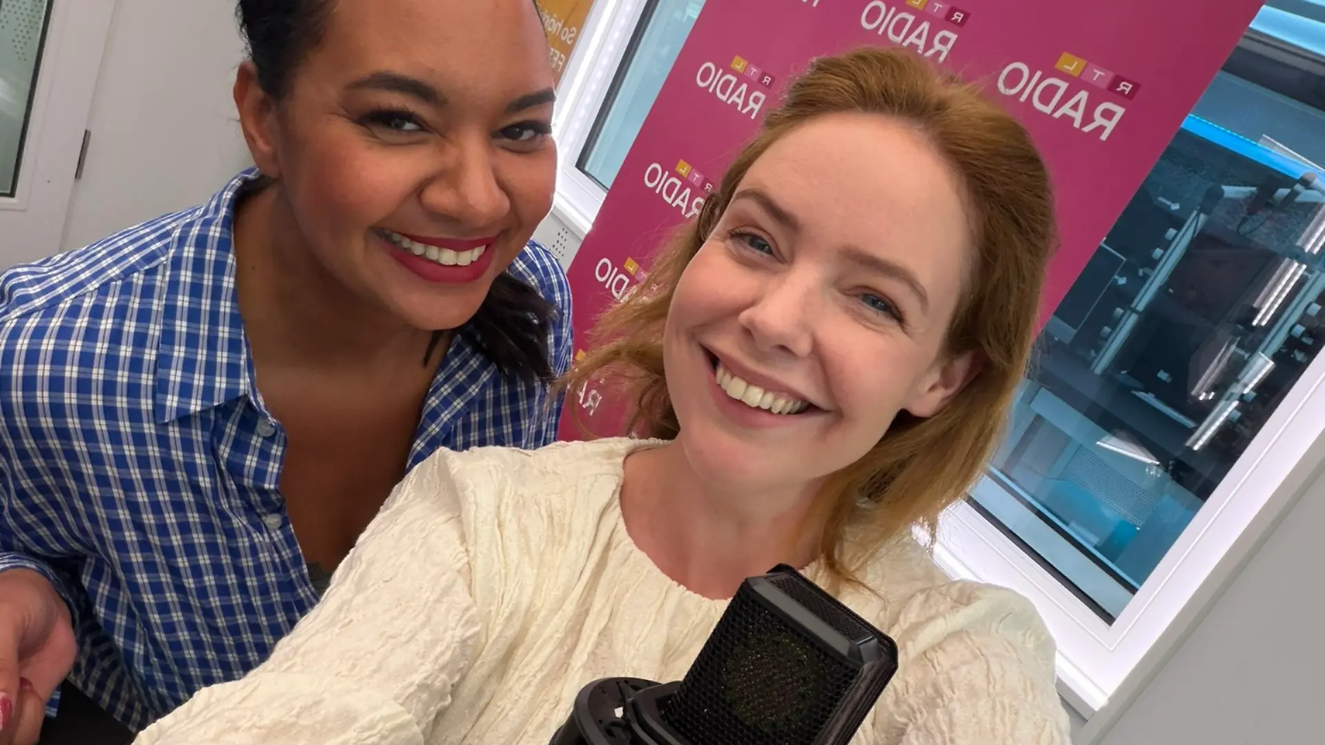 Olivia Marei plaudert bei Moderatorin Eileen Osei eifrig drauflos.