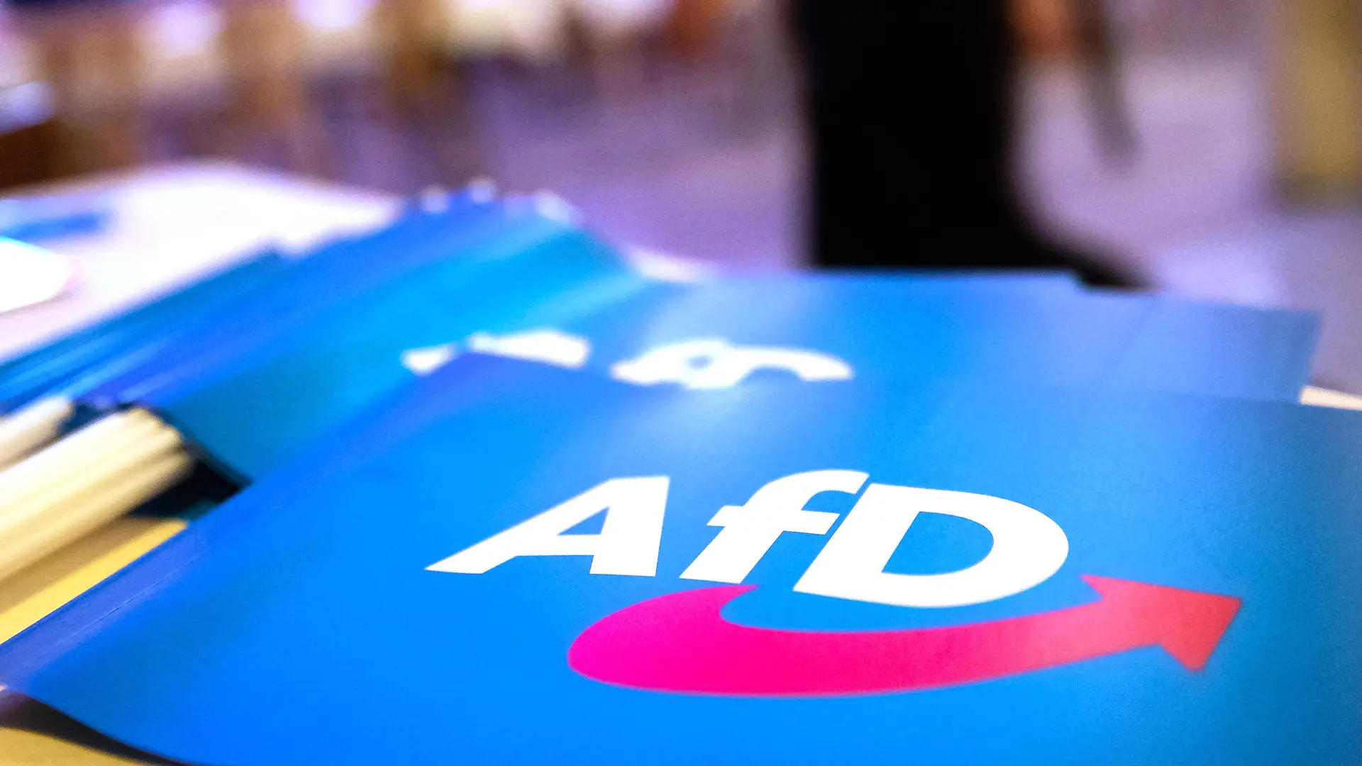 ARCHIV - 24.11.2018, Bayern, Greding: Fähnchen mit dem Logo der AfD liegen auf einem Tisch. Ein Erlanger AfD-Stadtratskandidat erhielt 9.900 Stimmen - hätte aber gar nicht kandidieren dürfen, weil er zu einer Gefängnisstrafe verurteilt worden war. (Symbolbild) (zu dpa: «Auto von Bremer AfD-Vorstand beschädigt») Foto: Daniel Karmann/dpa +++ dpa-Bildfunk +++