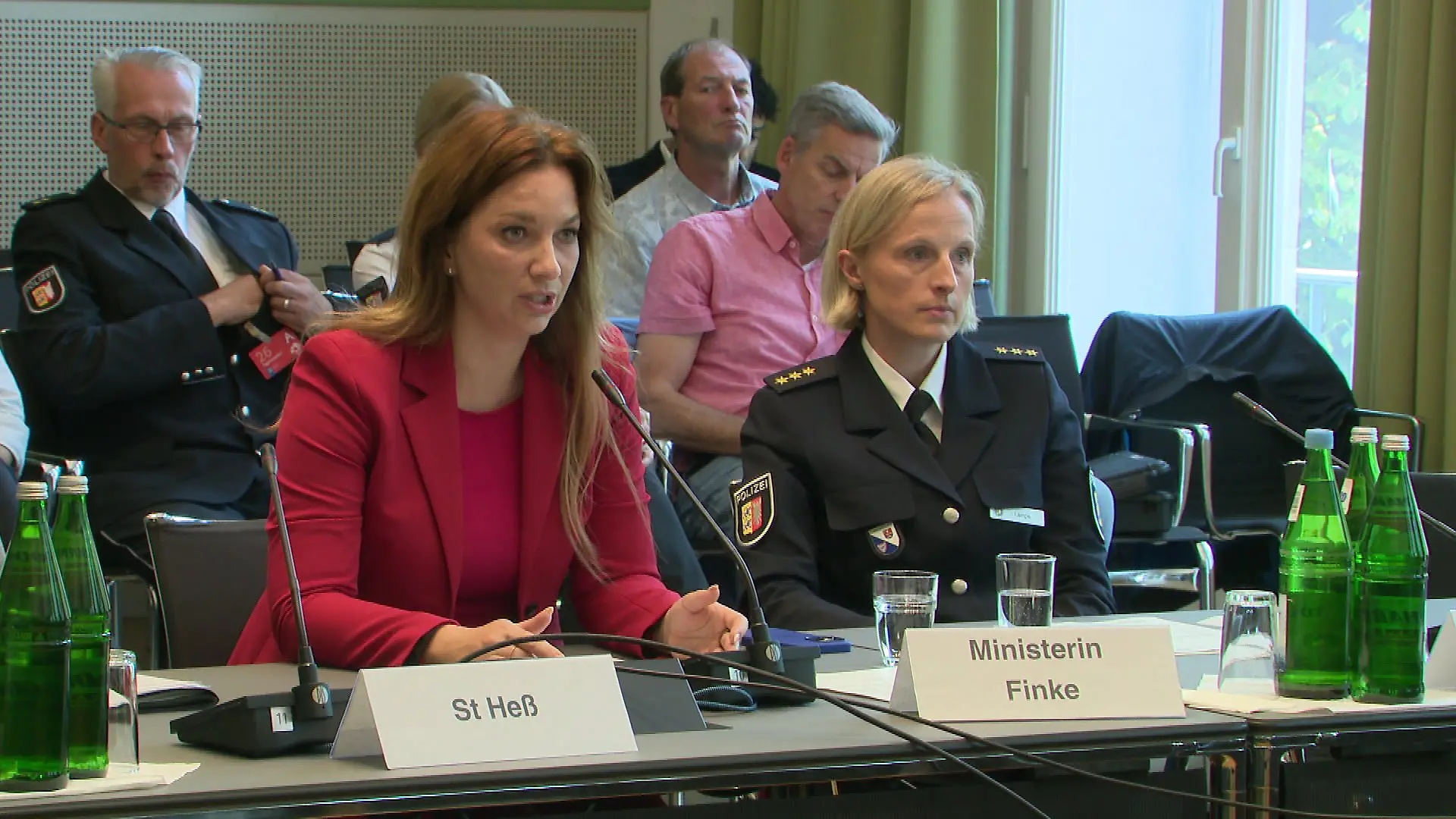 Sarah Lampe und Innenministerin Finke erklären, wie die Suche nach Bella ablief und welche Konsequenzen die Polizei daraus ziehen will.