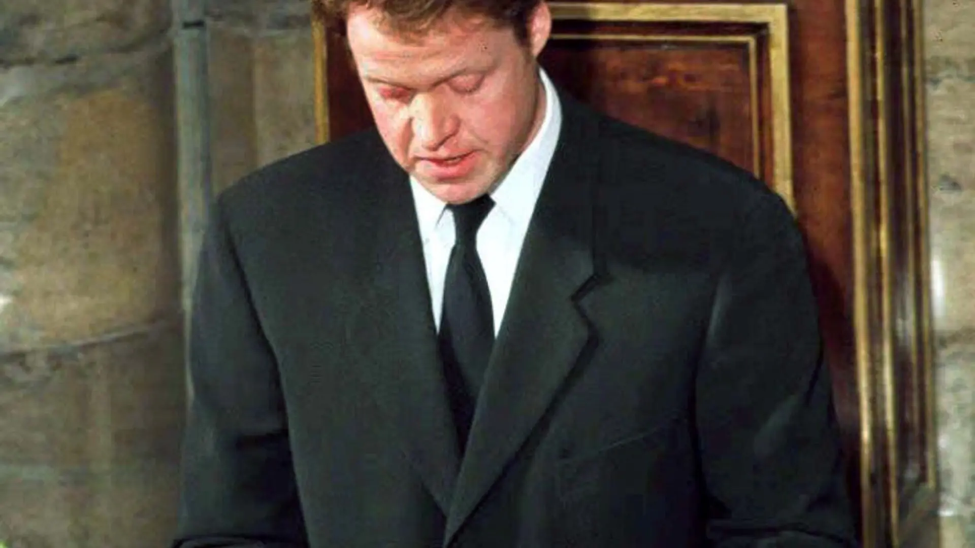 Charles Spencer, der Bruder Prinzessin Dianas spricht während der Trauerfeier für seine Schwester am 6.9.1997 in der Westminster-Abtei. In der ersten Hälfte der etwa einstündigen Feier trug Elton John sein Diana gewidmetes Lied "Englands Rose" vor. Die Sopranistin Lynn Dawson sang Auszüge aus Verdis «Requiem». Zuvor hatten Premierminister Tony Blair und die beiden Schwestern Dianas Lesungen aus der Bibel vortragen. Ihr Bruder Charles würdigte die Tote. Der Abschluß des Gottesdienstes wurde von gedämpften Glockenschlägen der Abtei begleitet.