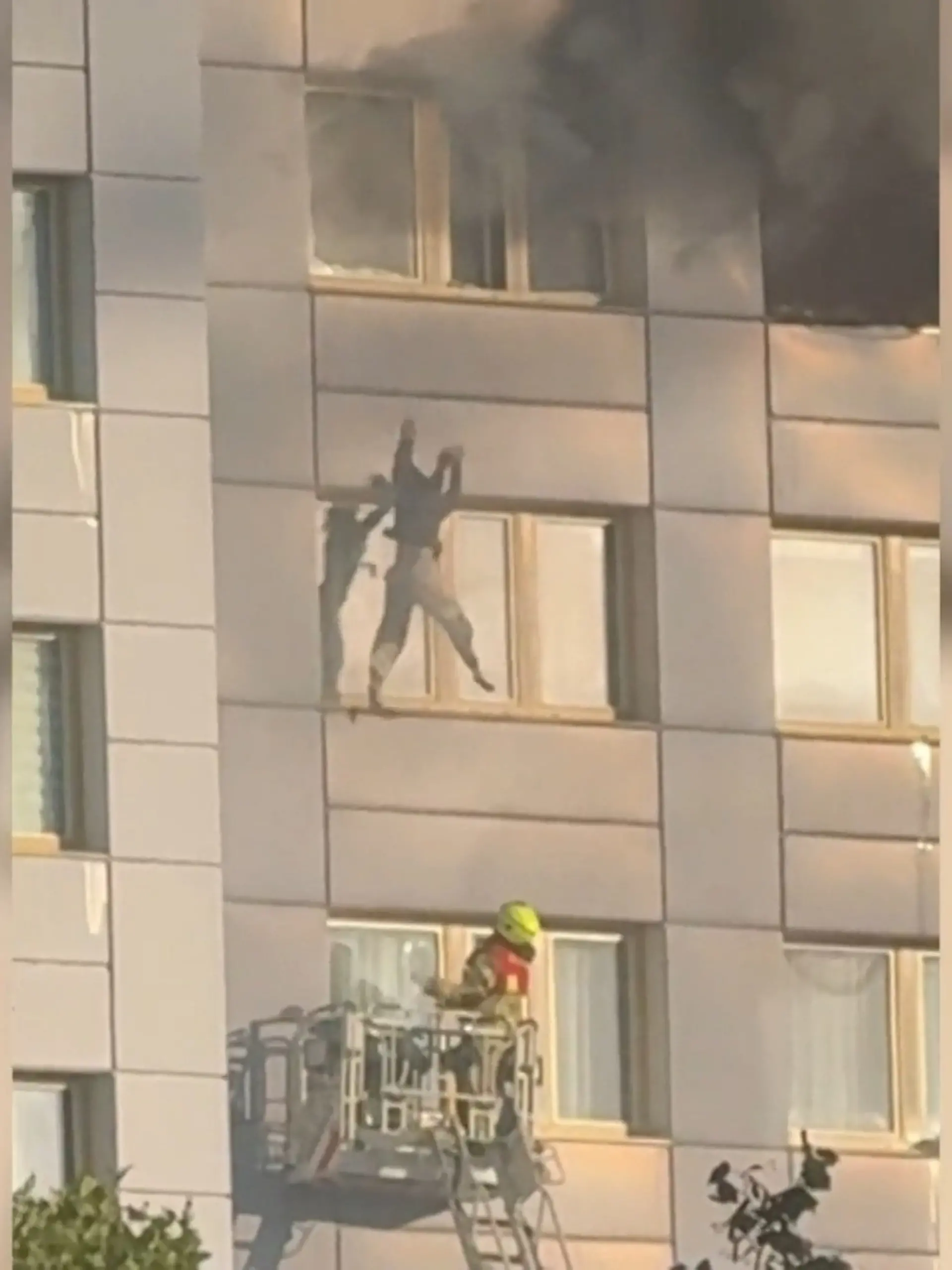 Bild zu: "Frau springt aus brennender Wohnung! Feuerwehr-Held fängt sie mit Drehleiter auf"