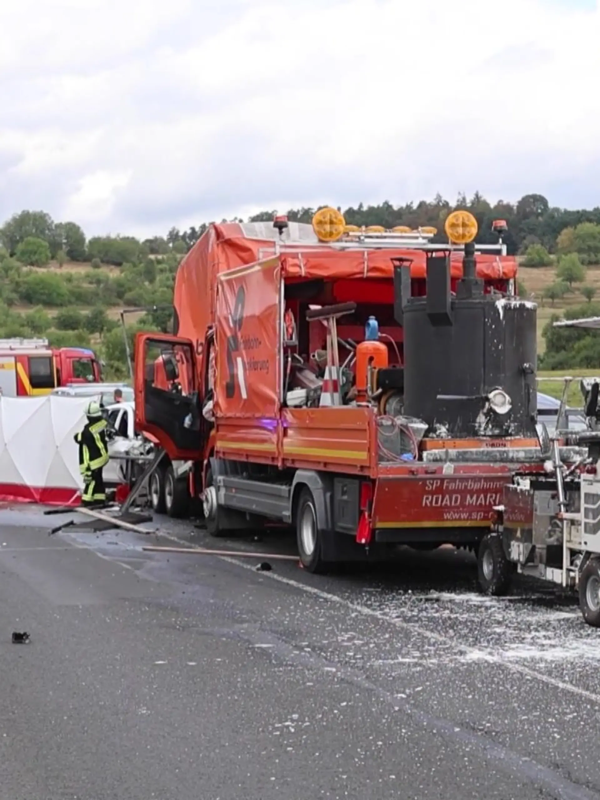 Bild zu: "Horror-Crash auf Landstraße: Mindestens zwei Tote - auch Kinder schwer verletzt"