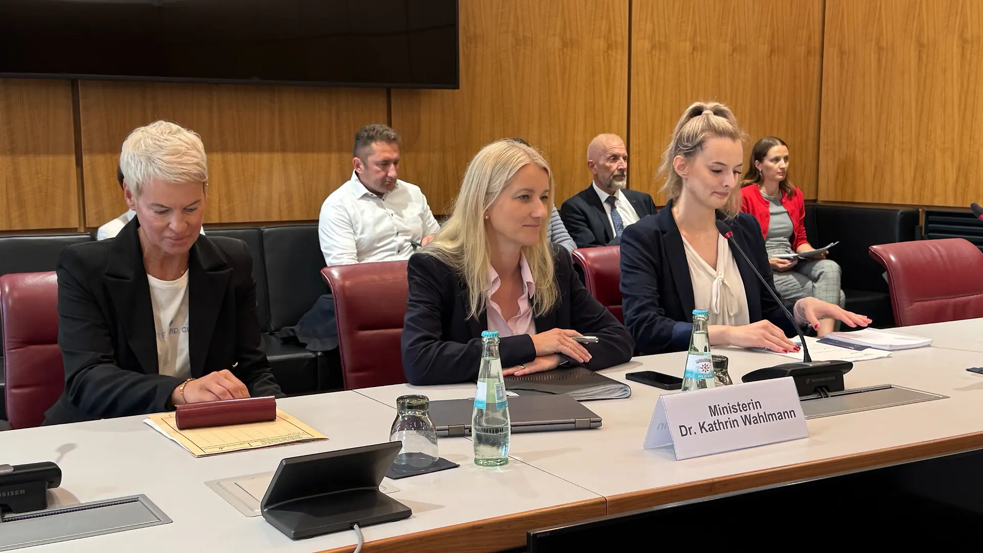 Justizministerin Kathrin Wahlmann (SPD) muss sich nach den schweren Vorfällen in Hameln und Stade erklären.