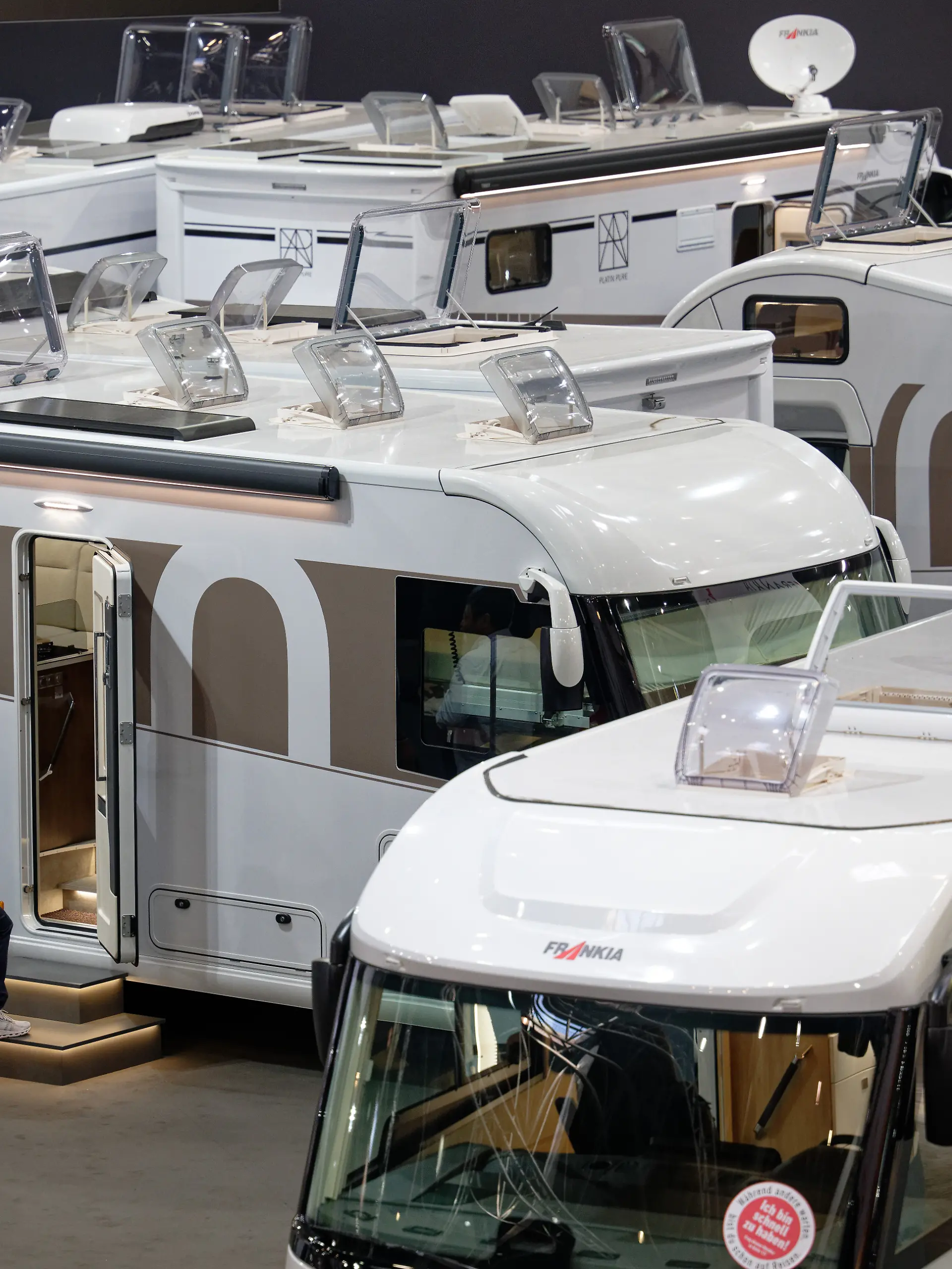 Besucher gehen beim «Caravan Salon - Messe für Caravaning, Camping und Outdoor-Tourismus» durch Hallen mit Campingmobilen. Bis zum 7 . September zeigen mehr als 810 Aussteller in 15 Messehallen und auf dem Freigelände das Angebot der Branche. +++ dpa-Bildfunk +++