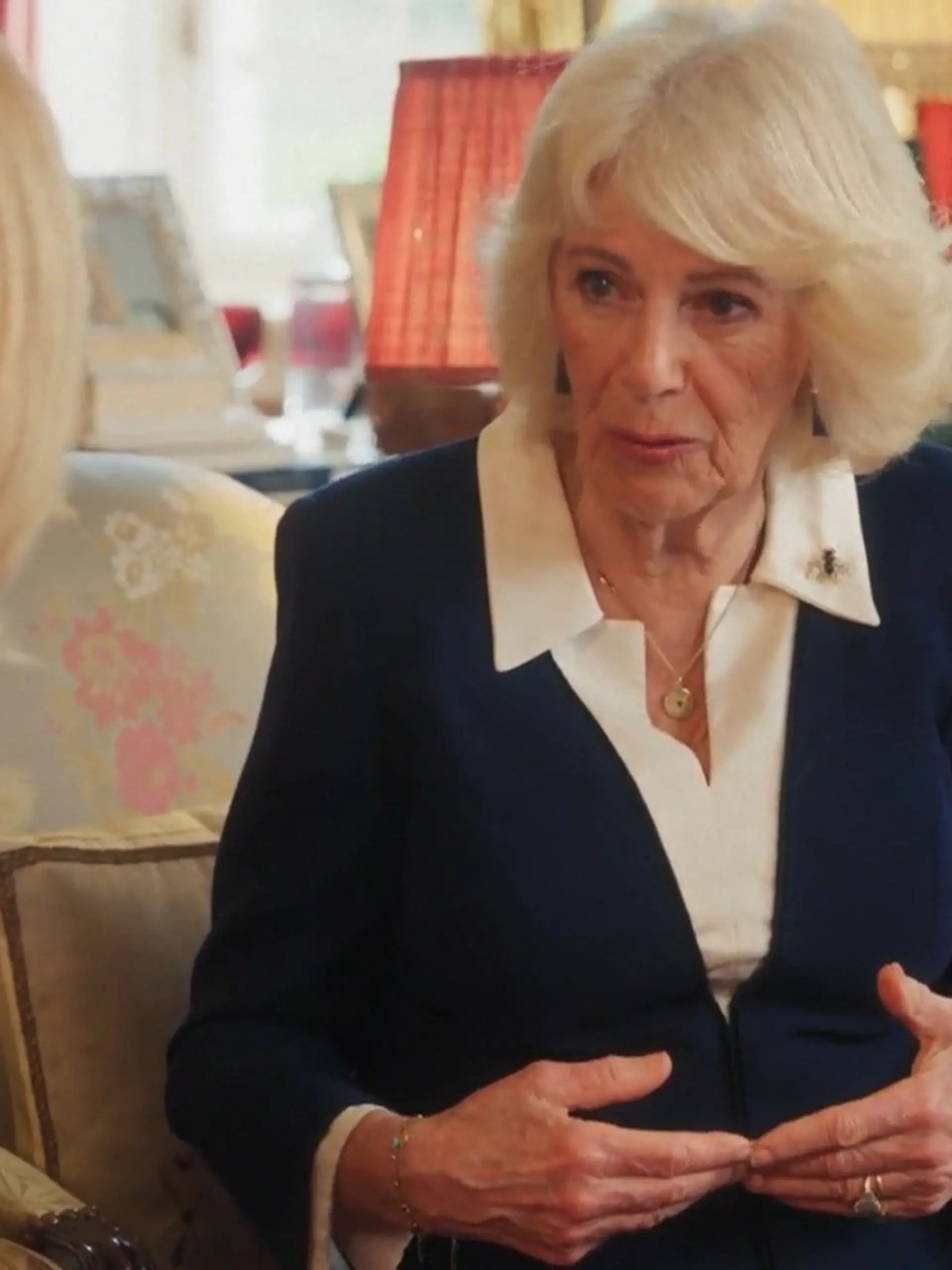 Bild zu: "Krebsdiagnose von König Charles! Camilla spricht erstmals über ihre schwere Zeit"