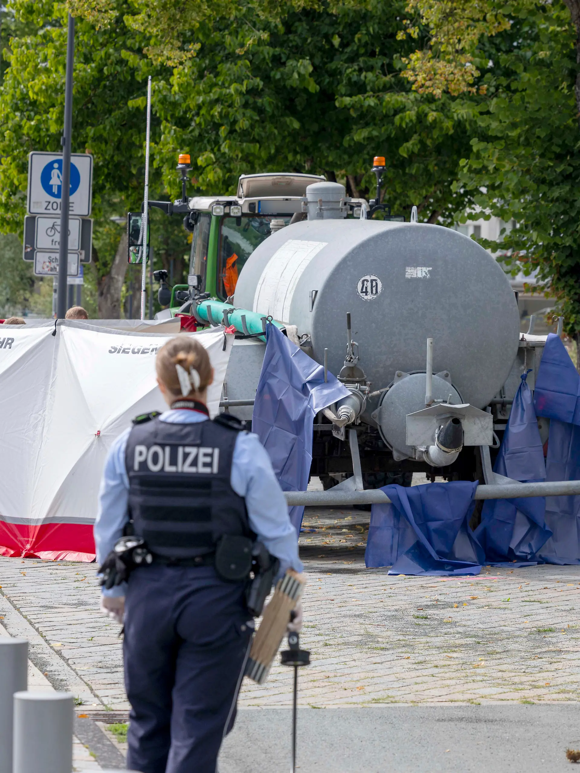 Bild zu: "23-Jähriger von Traktor überrollt – mitten in der Innenstadt"