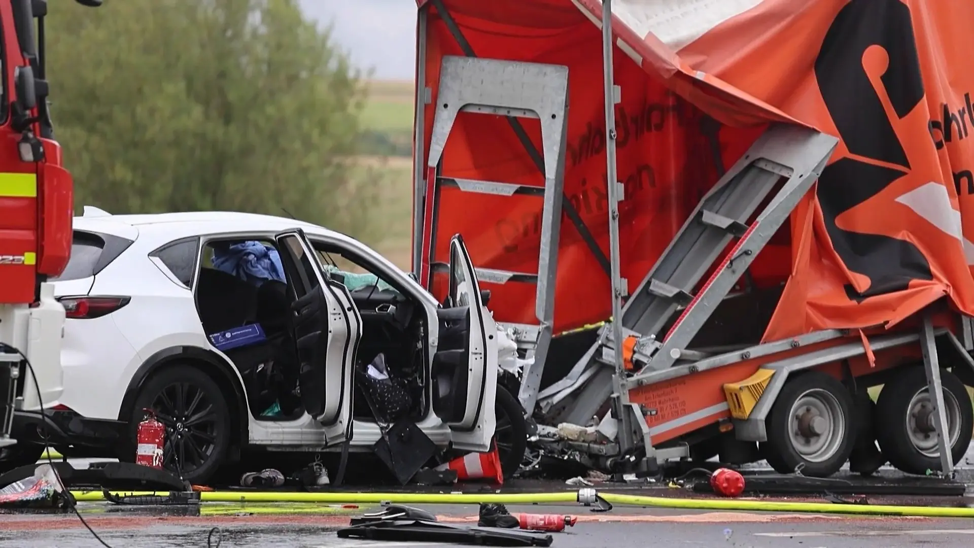 Zwei Tote bei Horror-Crash in Hessen Sieben Menschen im Wagen