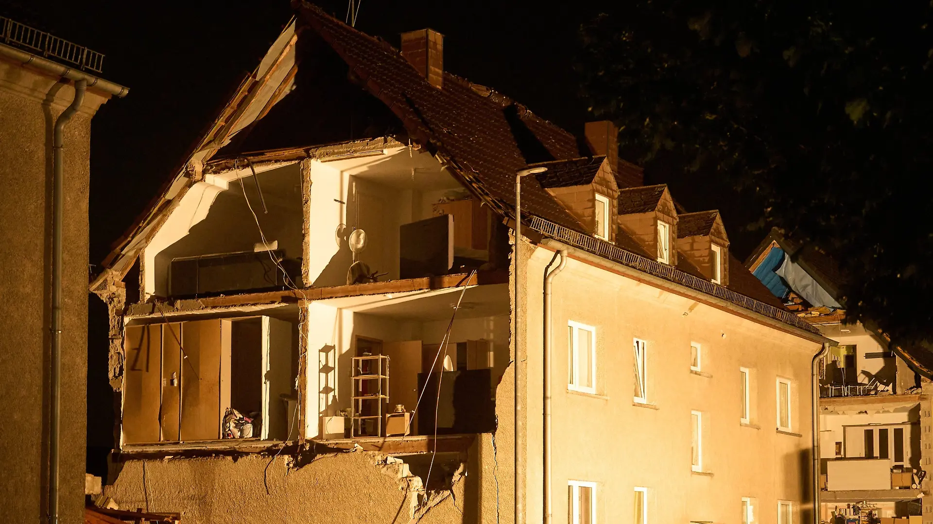 19.08.2026, Rheinland-Pfalz, Höhr-Grenzhausen: Nach einem heftigen Gewittersturm sind mehrere Häuser stark beschädigt worden. Foto: Thomas Frey/dpa +++ dpa-Bildfunk +++
