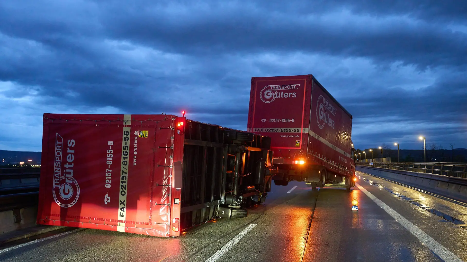 19.08.2026, Rheinland-Pfalz, Bendorf: Auf einer Autobahnbrücke der A61 ist nach einem heftigen Gewittersturm ein LKW umgestürzt. Foto: Thomas Frey/dpa +++ dpa-Bildfunk +++