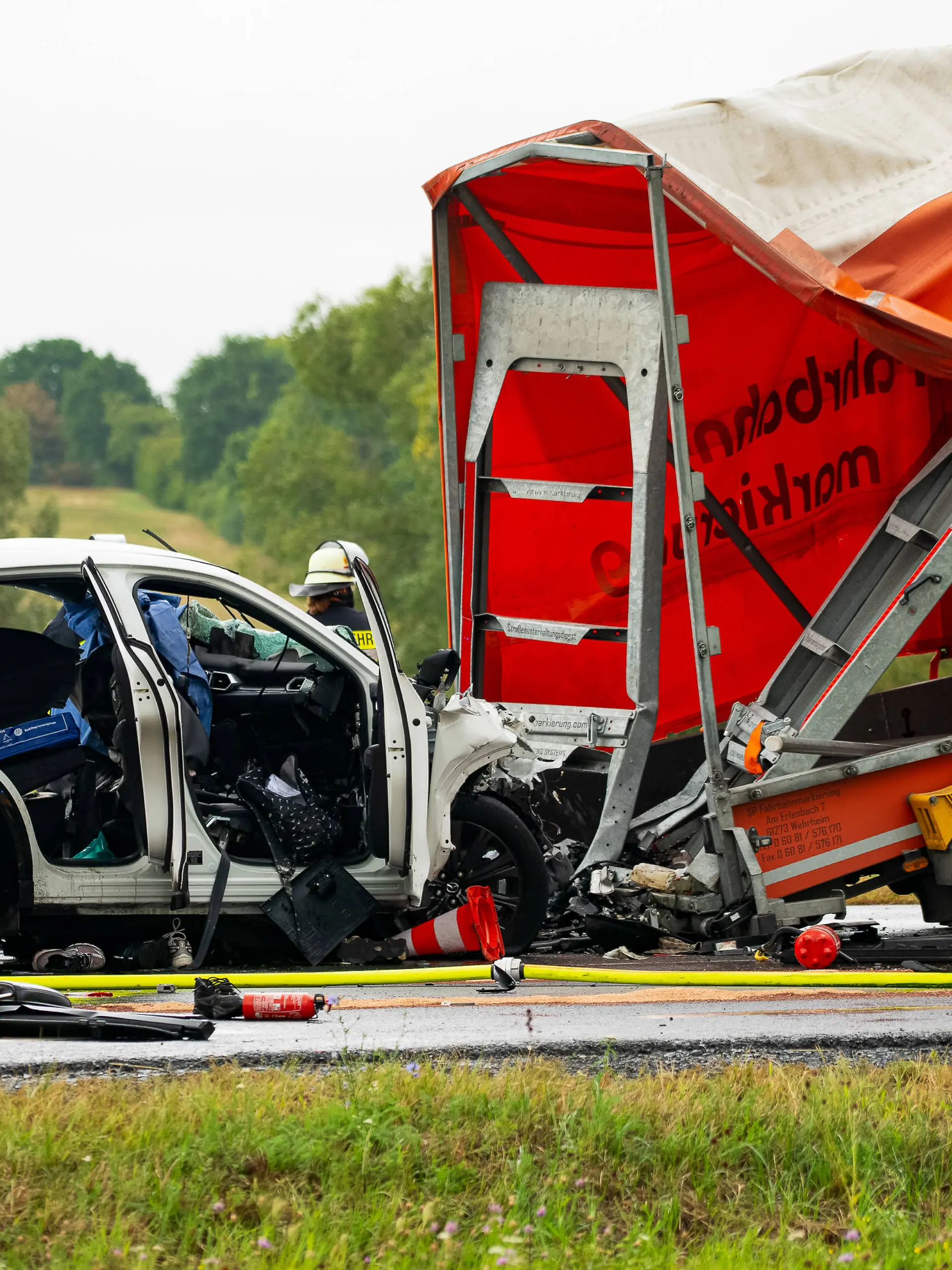 Bild zu: "Acht Jugendliche in Horror-Unfall verwickelt – Fahrer (15) und Insassin (14) tot"