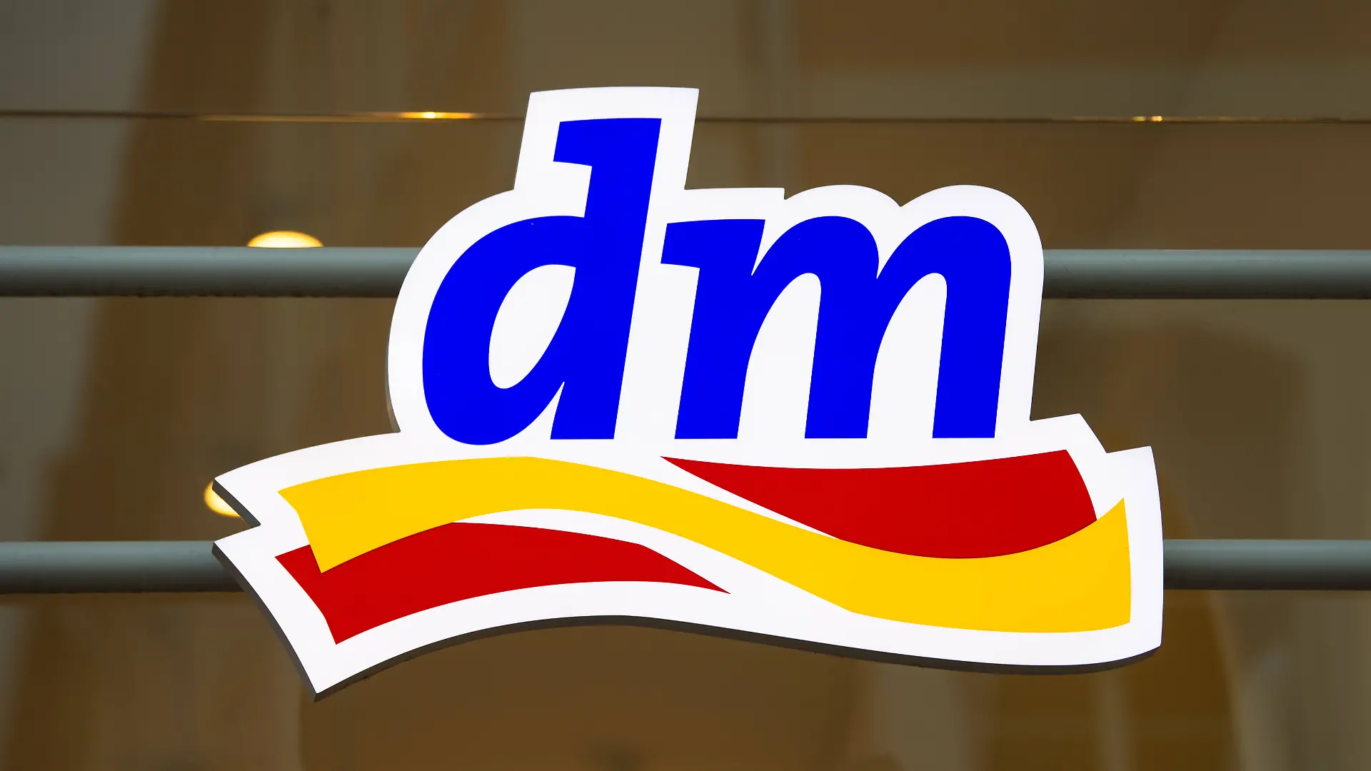 DM-Drogeriemarkt-Logo, Handelskette für Kosmetik, Gesundheitsartikel, Haushaltsprodukte sowie gesunde Lebensmittel und Getränke, Filiale in Trier, Deutschland, 26. Juni 2026 DM drogerie market logo sign, store chain offering cosmetics, healthcare items, household products and health food and drink, company branch in Trier, Germany, june 26th 2026 LicenseRM Copyright: xZoonar.com/BeritxKesslerx 25304767