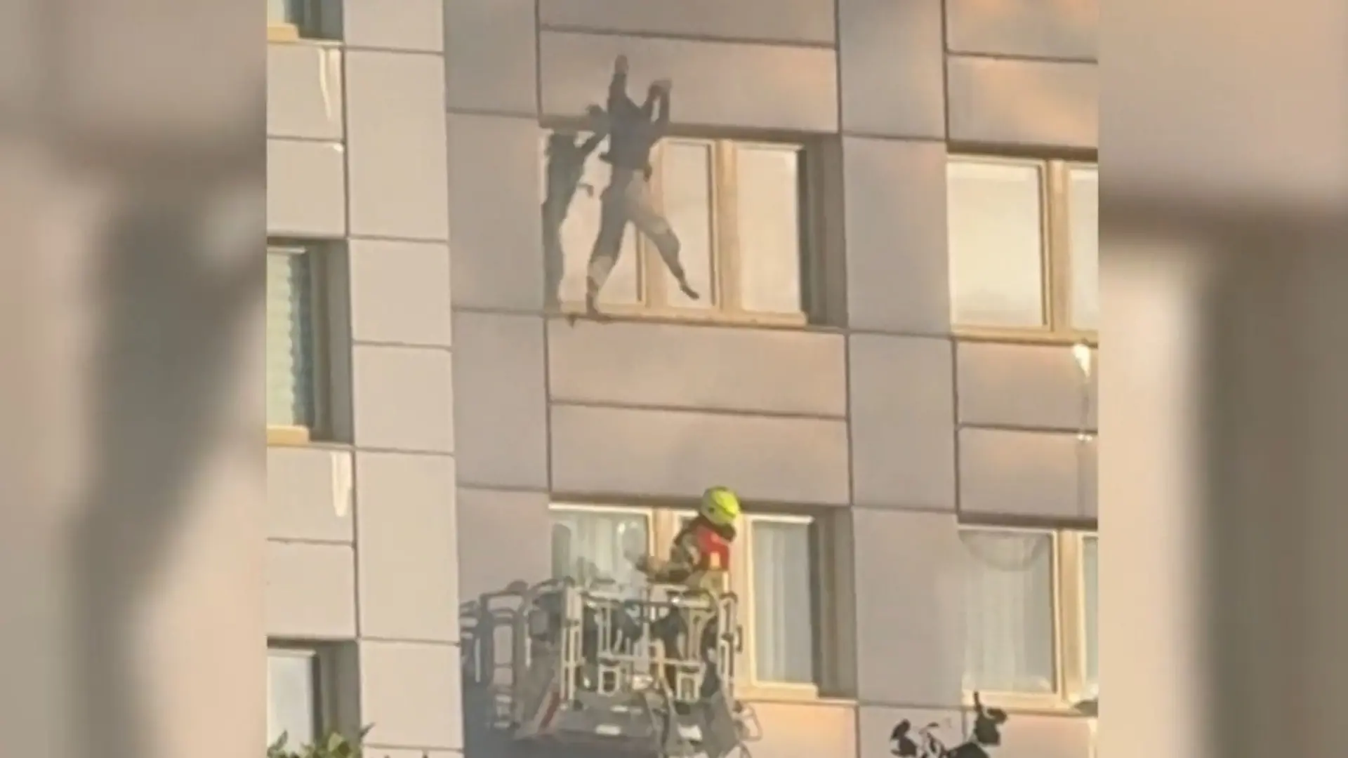Frau springt aus brennender Wohnung! Feuerwehr-Held fängt sie mit Drehleiter auf Das war knapp!