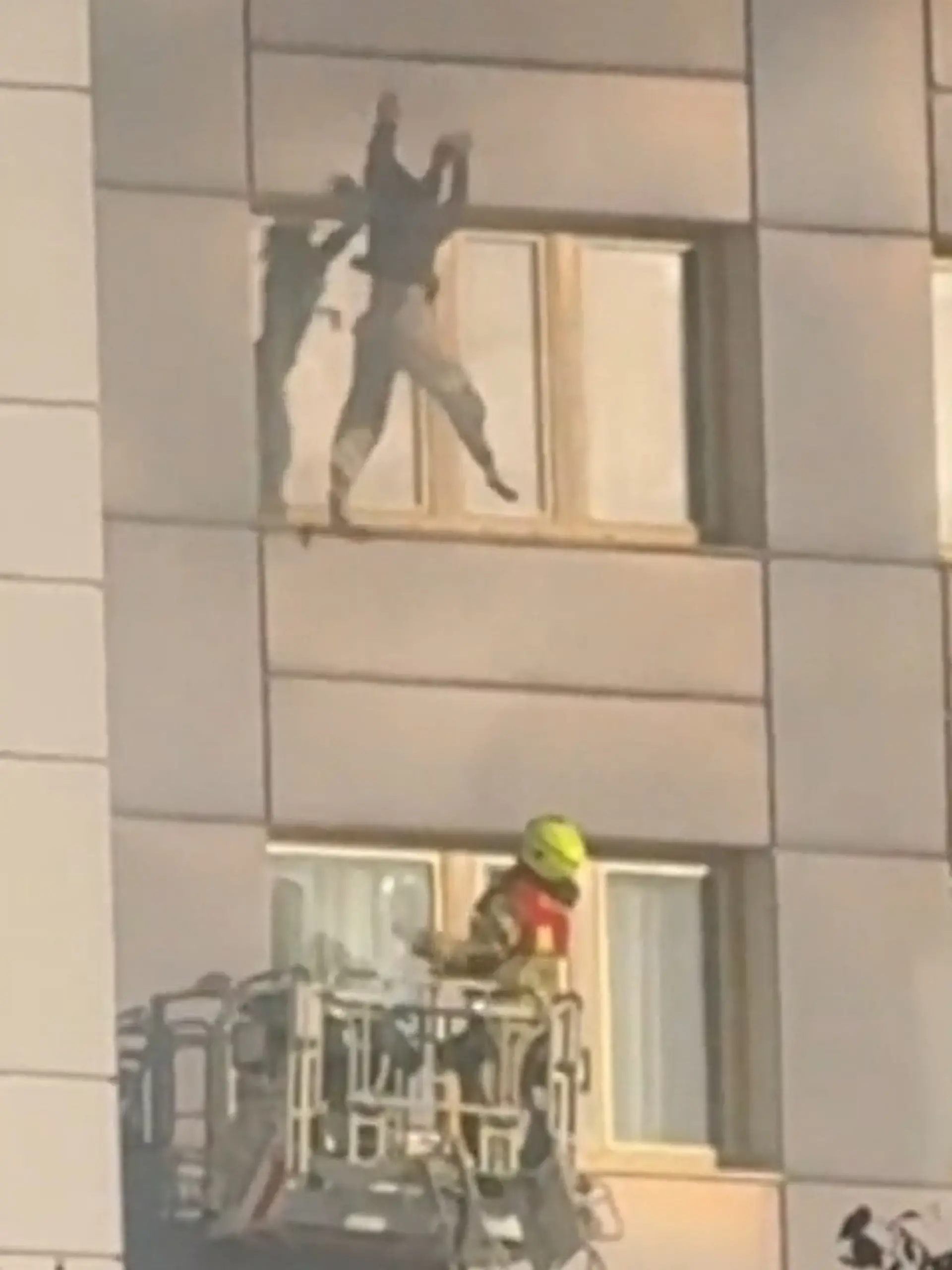 Bild zu: "Frau springt aus brennender Wohnung! Feuerwehr-Held fängt sie mit Drehleiter auf"