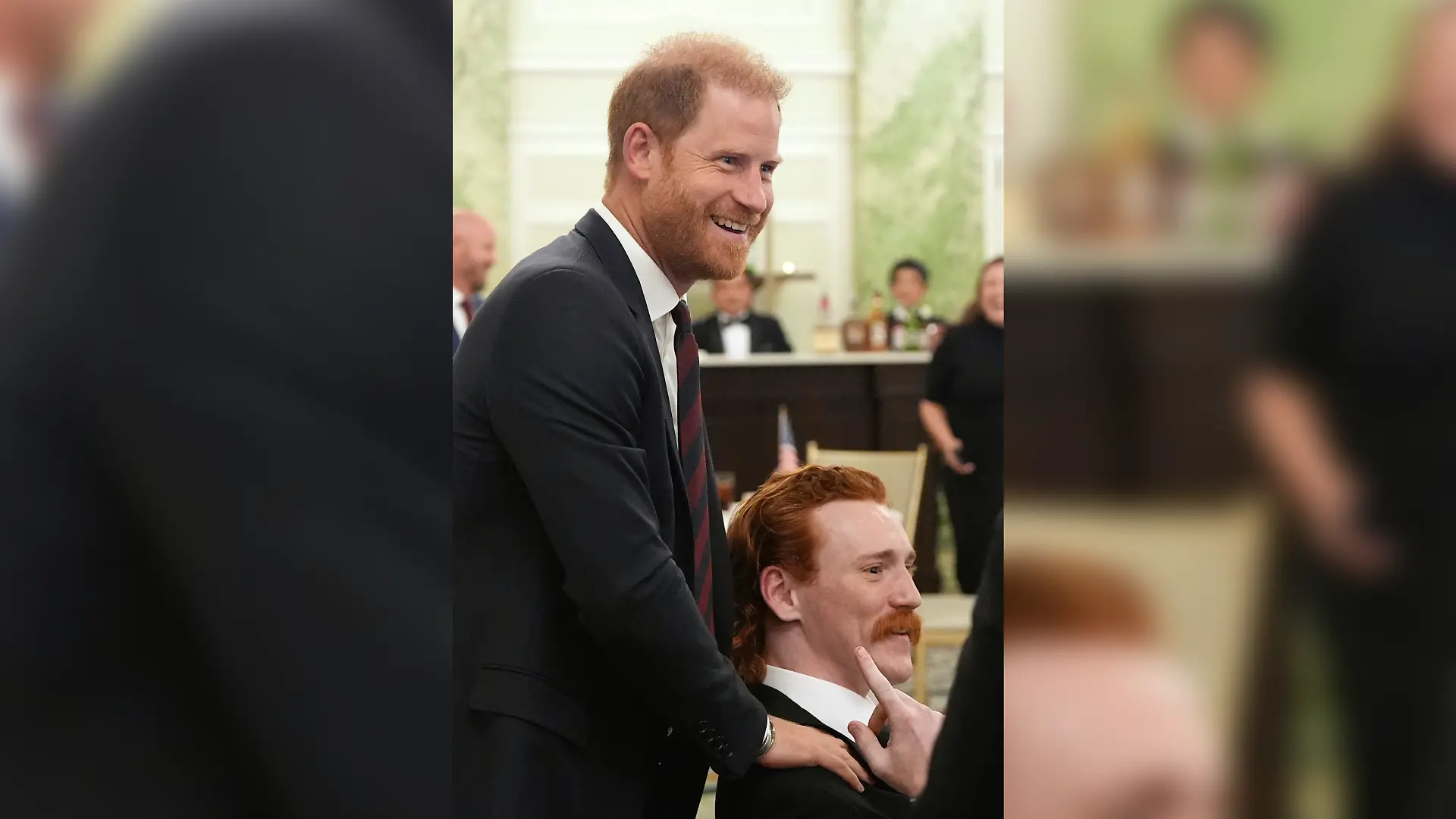 Prinz Harry zeigt sich nach der Umzugsverkündung in bester Laune.