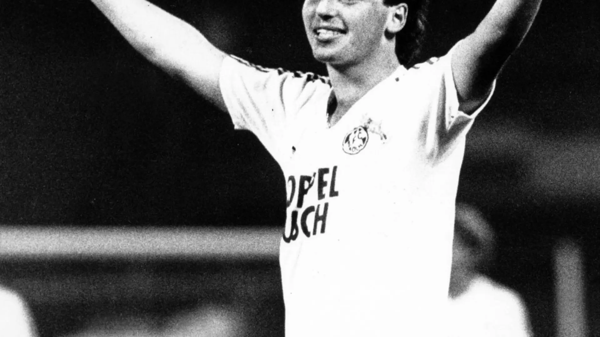 Bildnummer: 14119781 Datum: 21.09.1984 Copyright: imago/Weckelmann
Uwe Haas (1. FC Köln) - Torjubel; 8842 vneg sw yoh hoch Fussball GER 1984/1985 Jubel, Freude
Image number 14119781 date 21 09 1984 Copyright imago Weckelmann Uwe Haas 1 FC Cologne goal celebration Vneg SW yoh vertical Football ger 1984 1985 cheering happiness