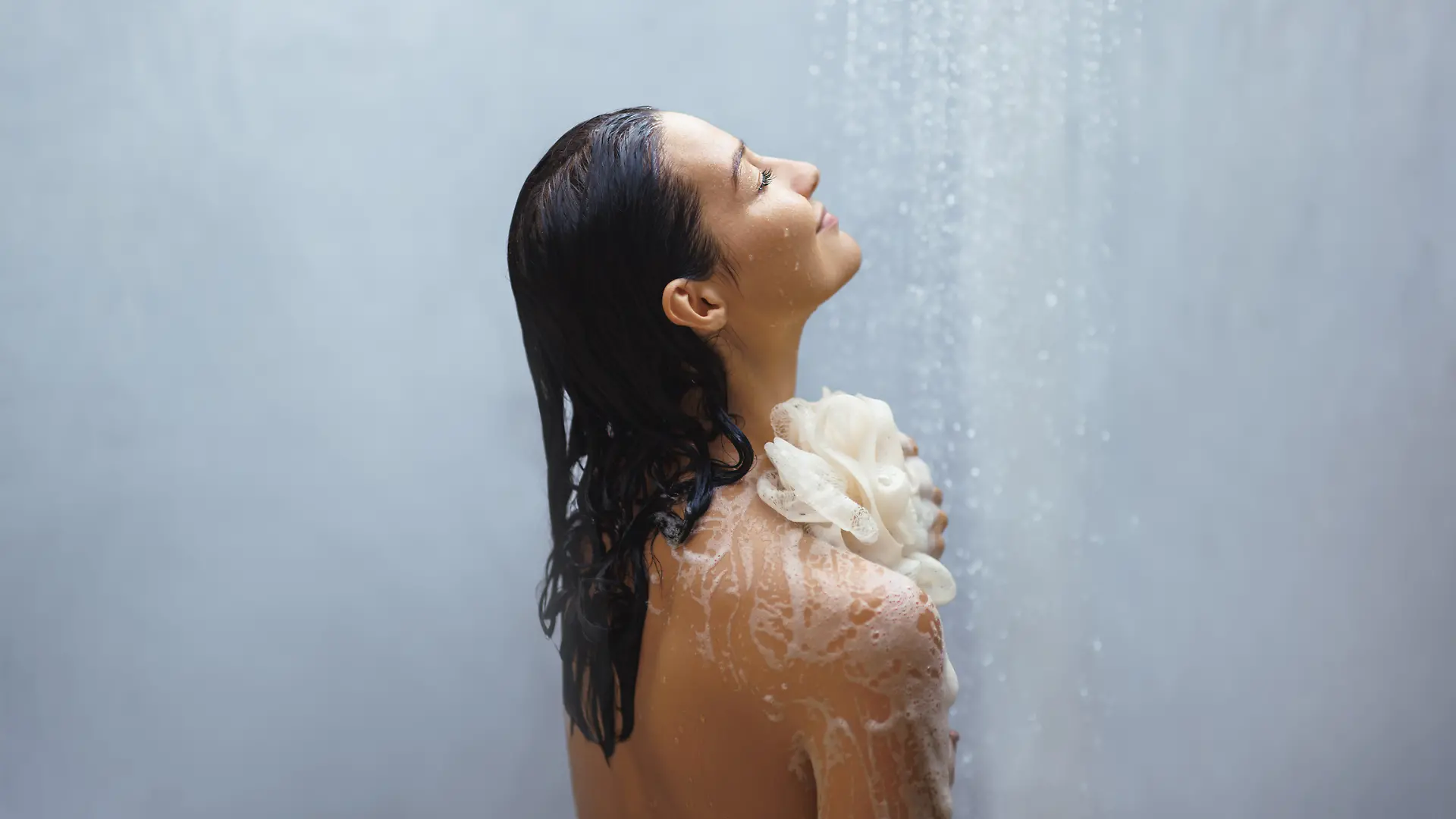 Frau genießt die Dusche