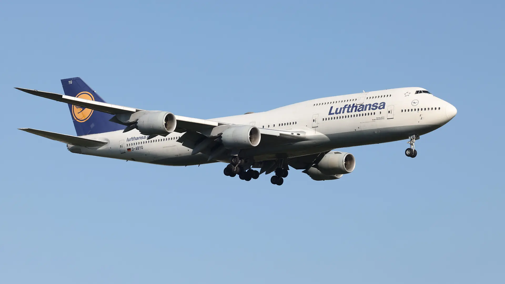 Die Boeing 747-830, Kennung D-ABYG im Landeanflug auf den Flughafen Frankfurt