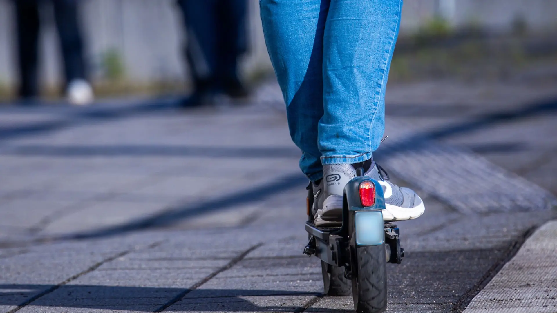 Der Dieb machte sich auf einem E-Scooter aus dem Staub. (Symbolbild)