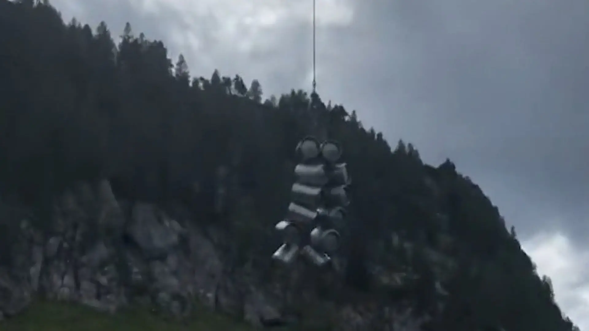 Bier aus dem Himmel! Almhütte begeistert Wanderer mit Sensations-Lieferung Perfekte Landung in Österreich