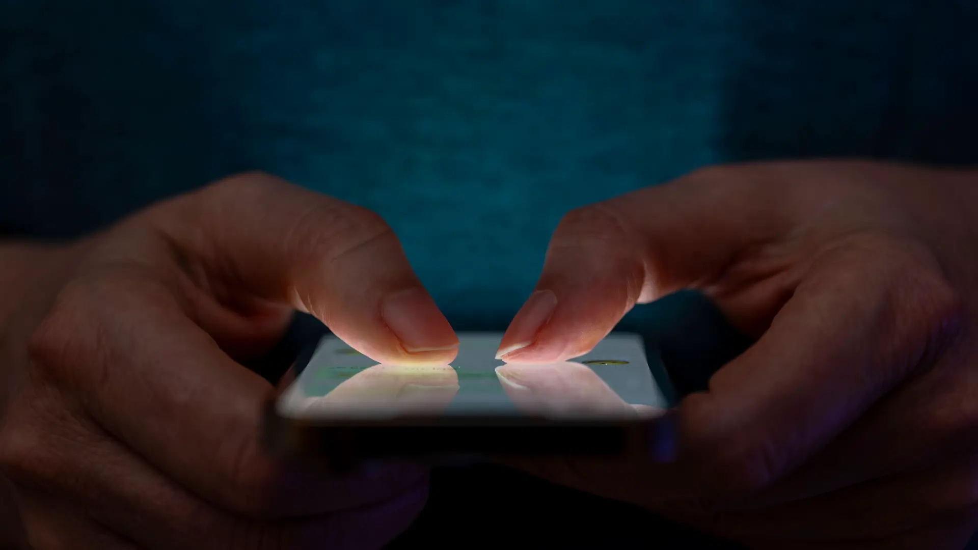 27.02.2025, Thema Smartphone-Nutzung, Frau tippt auf einem Apple iPhone13 Smartphone-Screen SMS. Das Bild zeigt eine Person, die in einer schlecht beleuchteten Umgebung ein Smartphone benutzt. Die Beleuchtung hebt die Finger des Benutzers und den Bildschirm des Smartphones hervor. 27.02.2025, Smartphone 27.02.2025, Smartphone *** 27 02 2025, Smartphone use theme, woman typing on an Apple iPhone13 Smartphone Screen SMS The image shows a person using a smartphone in a poorly lit environment The lighting highlights the users fingers and the smartphone screen 27 02 2025, Smartphone 27 02 2025, Smartphone