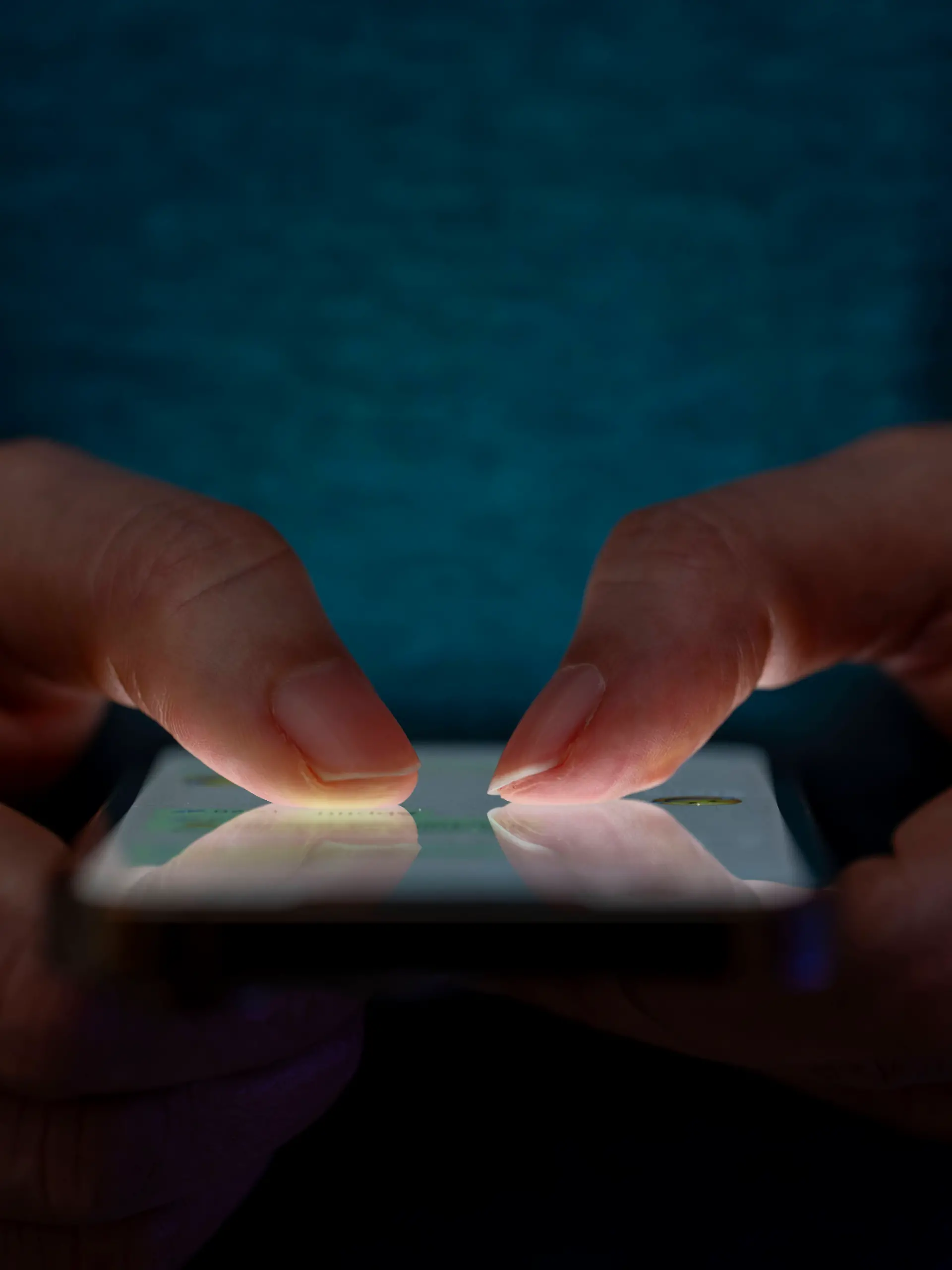27.02.2025, Thema Smartphone-Nutzung, Frau tippt auf einem Apple iPhone13 Smartphone-Screen SMS. Das Bild zeigt eine Person, die in einer schlecht beleuchteten Umgebung ein Smartphone benutzt. Die Beleuchtung hebt die Finger des Benutzers und den Bildschirm des Smartphones hervor. 27.02.2025, Smartphone 27.02.2025, Smartphone *** 27 02 2025, Smartphone use theme, woman typing on an Apple iPhone13 Smartphone Screen SMS The image shows a person using a smartphone in a poorly lit environment The lighting highlights the users fingers and the smartphone screen 27 02 2025, Smartphone 27 02 2025, Smartphone