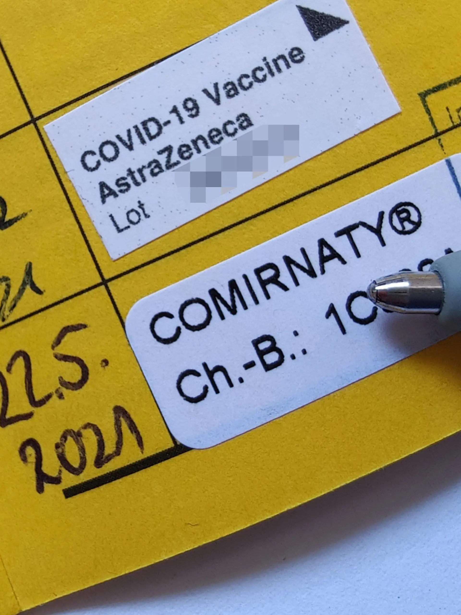 03.06.2021, Berlin: Ein Impfpass nach zwei erfolgten Impfungen gegen Covid-19 mit dem Vektor-Impfstoff von AstraZeneca und dem mRNA-Impfstoff von BiontechPfizer ist in Berlin zu sehen. Erst Astrazeneca und als zweite Dosis Biontech/Pfizer hat für Impflinge laut einer vorläufigen Charité-Auswertung wohl keine Nachteile bei Wirksamkeit und Verträglichkeit. Foto: Till Simon Nagel/dpa-tmn/dpa +++ dpa-Bildfunk +++