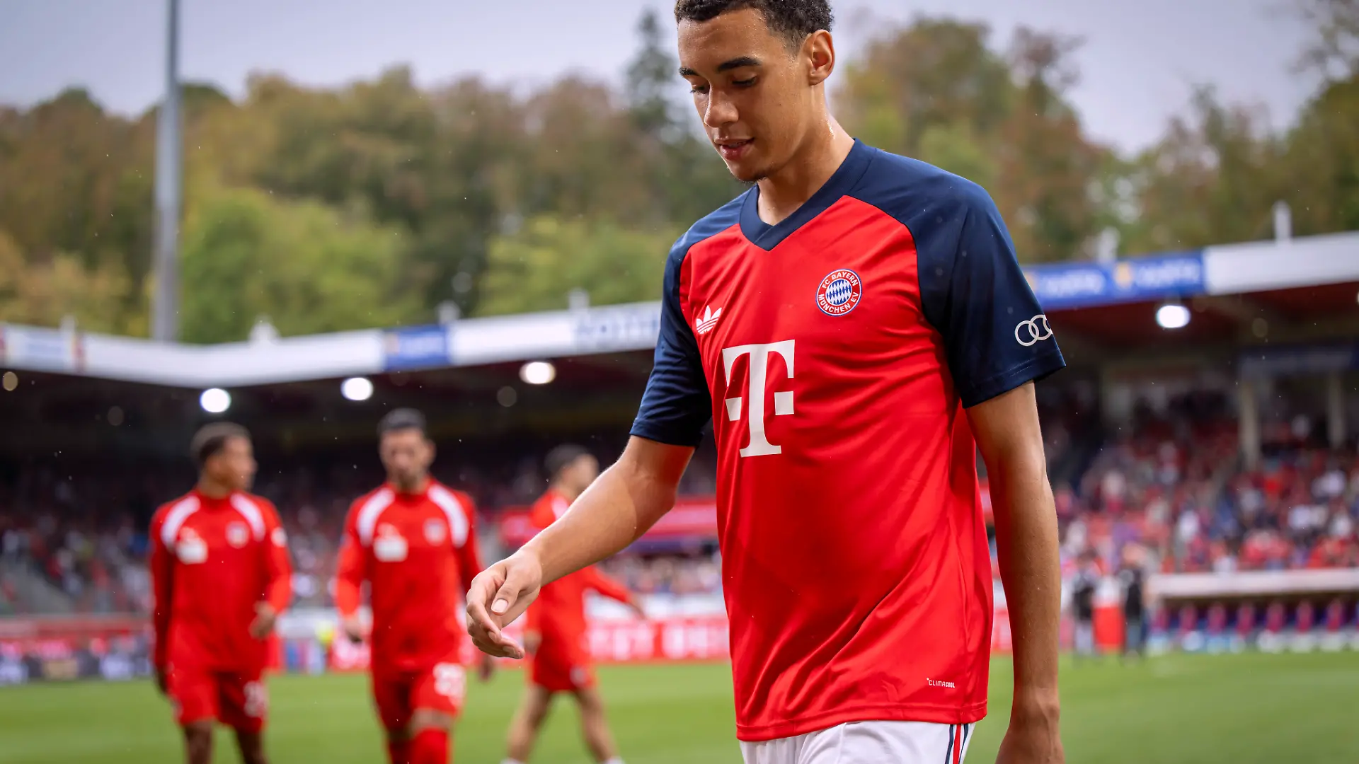18.08.2026, Fussball Bundesliga 2026/2027, Testspiel, 1.FC Heidenheim - FC Bayern Muenchen, in der Voith-Arena Heidenheim, Jamal Musiala (Bayern Muenchen) nachdenklich