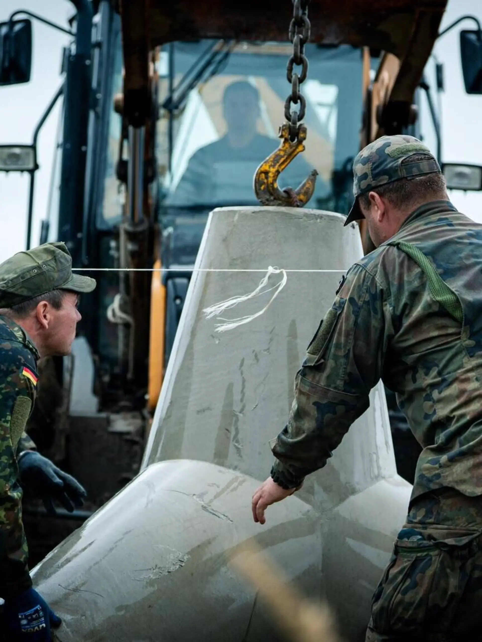Polnische und deutsche Soldaten arbeiten an der Verstärkung der Befestigungsanlage der polnischen Grenze. Die sogenannten "Drachenzähne" dienen als Panzerhindernisse. (zu dpa: «Bundeswehr unterstützt Polen beim Schutz der Nato-Ostgrenze») +++ dpa-Bildfunk +++