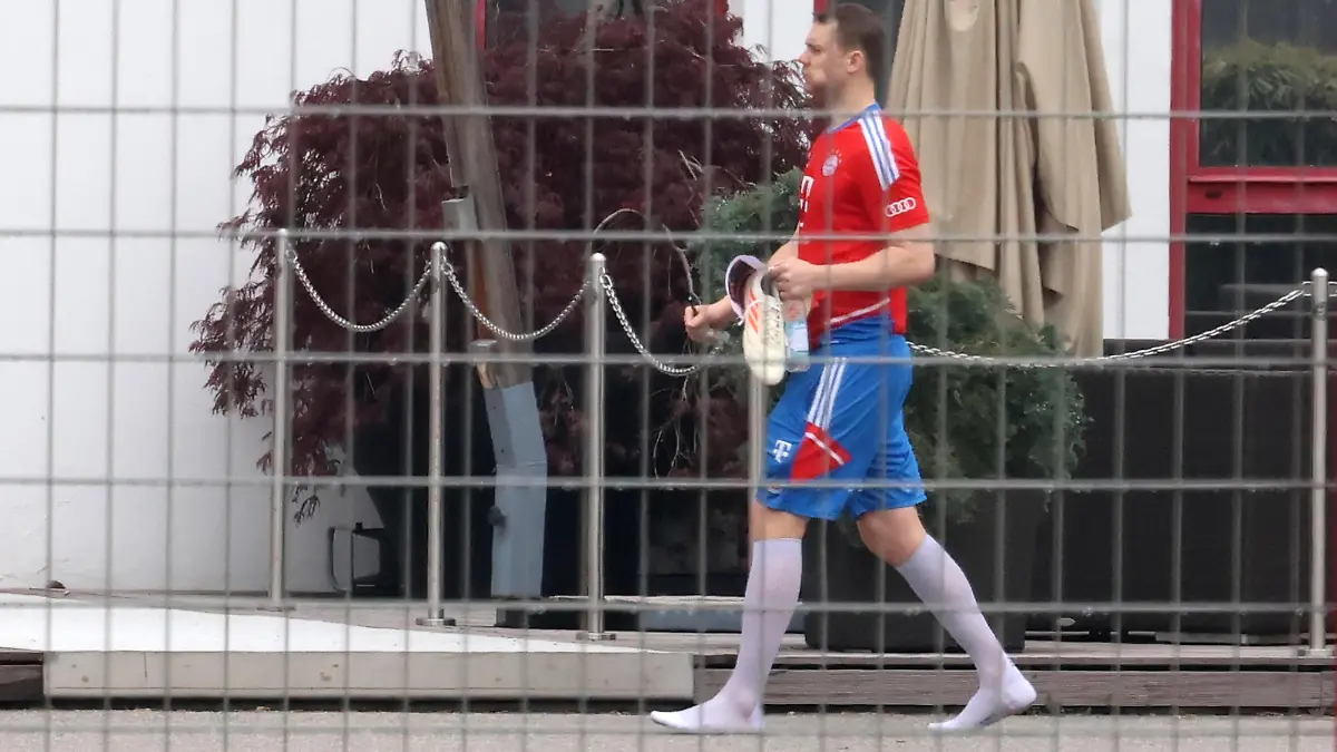 1 Manuel Neuer, auf dem Weg in die Mannschaftskabine, Fussball / FC Bayern Muenchen / Training an der Saebenerstrasse / 03.05.2023 / FOTO: Mladen Lackovic / LakoPress *** 1 Manuel Neuer, on the way to the team cabin, football FC Bayern Muenchen training at Saebenerstrasse 03 05 2023 PHOTO Mladen Lackovic LakoPress