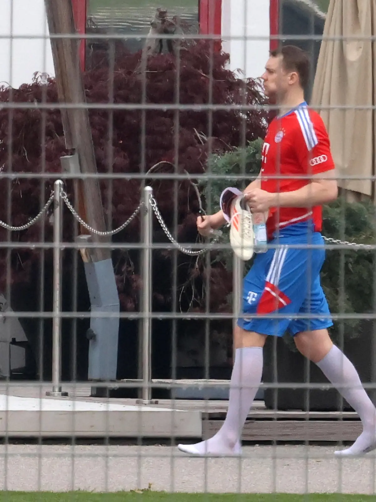 1 Manuel Neuer, auf dem Weg in die Mannschaftskabine, Fussball / FC Bayern Muenchen / Training an der Saebenerstrasse / 03.05.2023 / FOTO: Mladen Lackovic / LakoPress *** 1 Manuel Neuer, on the way to the team cabin, football FC Bayern Muenchen training at Saebenerstrasse 03 05 2023 PHOTO Mladen Lackovic LakoPress