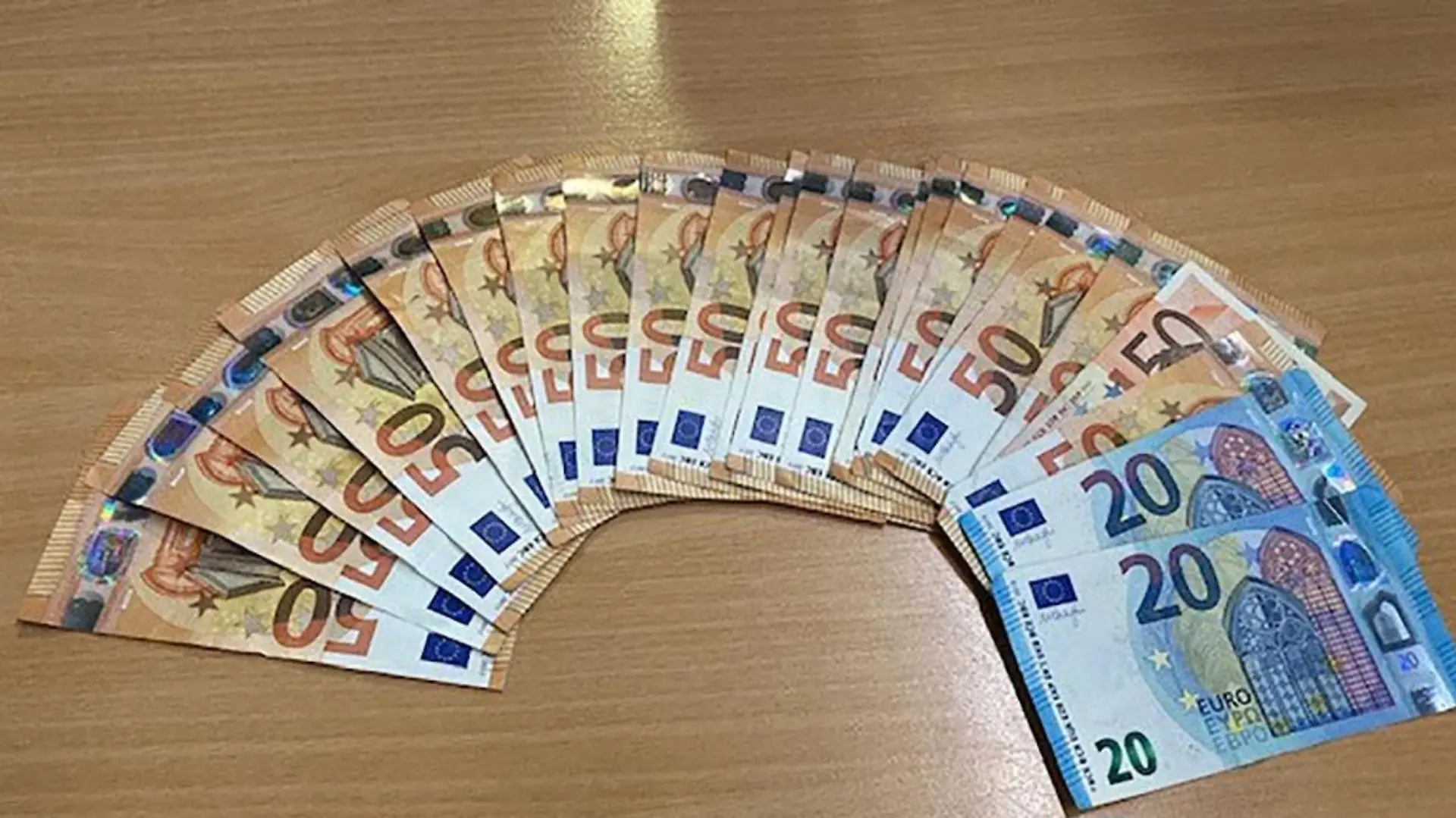 1090 Euro, die eine 39-Jährige aus Gelsenkirchen in der Altstadt verloren hat. Eine ehrliche Finderin gab es bei der Polizei ab.