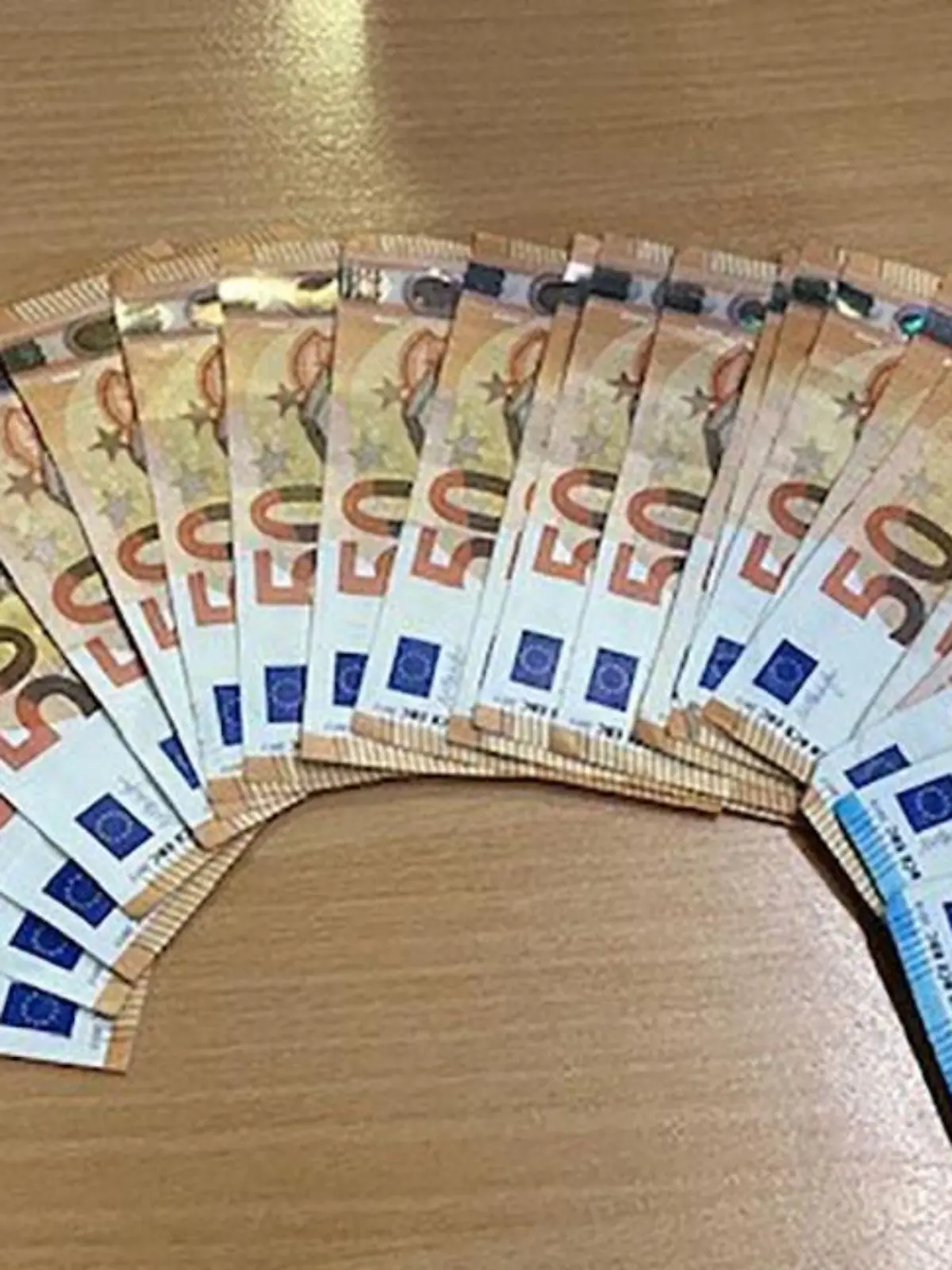 1090 Euro, die eine 39-Jährige aus Gelsenkirchen in der Altstadt verloren hat. Eine ehrliche Finderin gab es bei der Polizei ab.