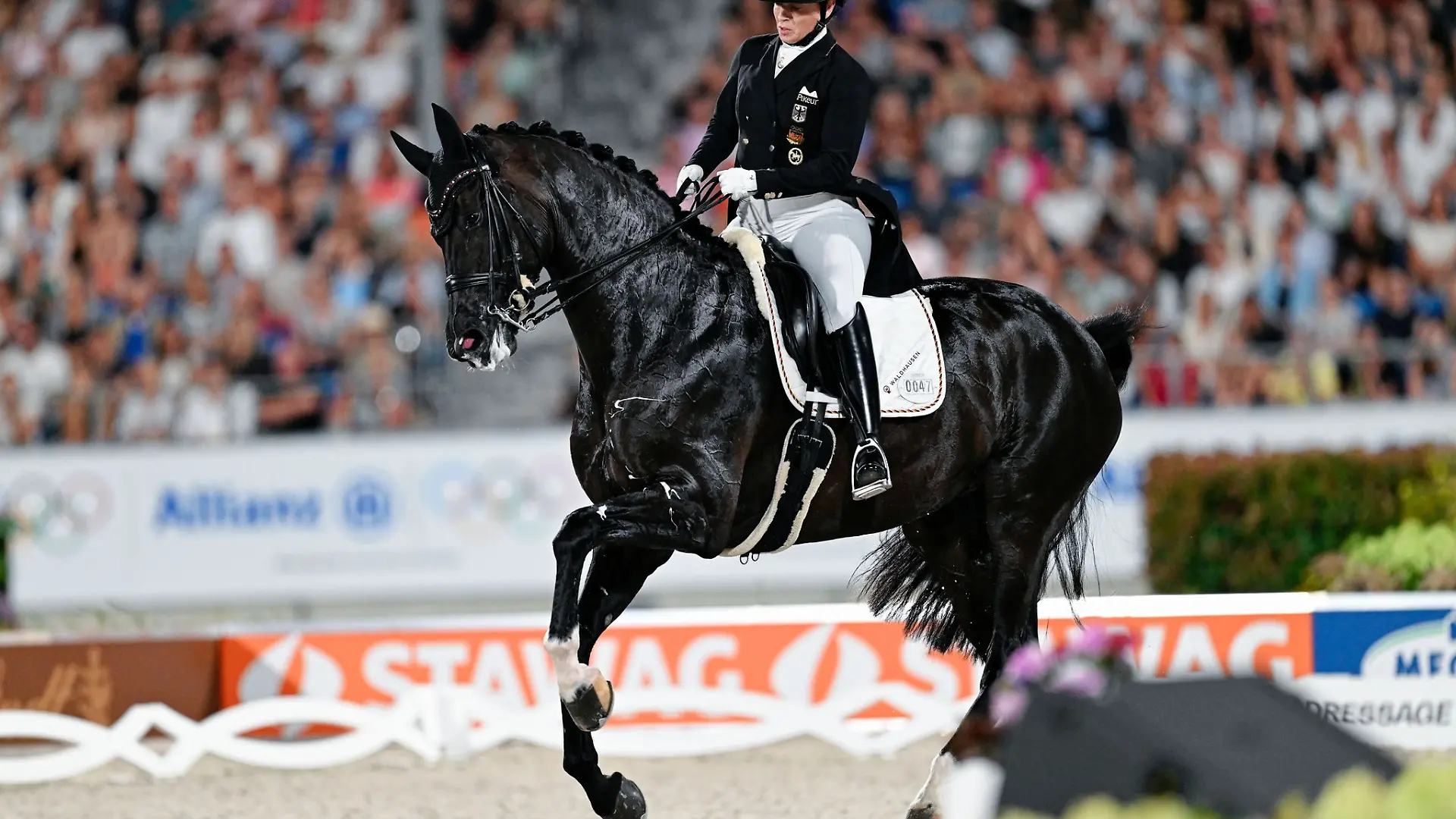 Isabell Werth verteidigt den Pferdesport gegen Kritiker. (Archivbild)