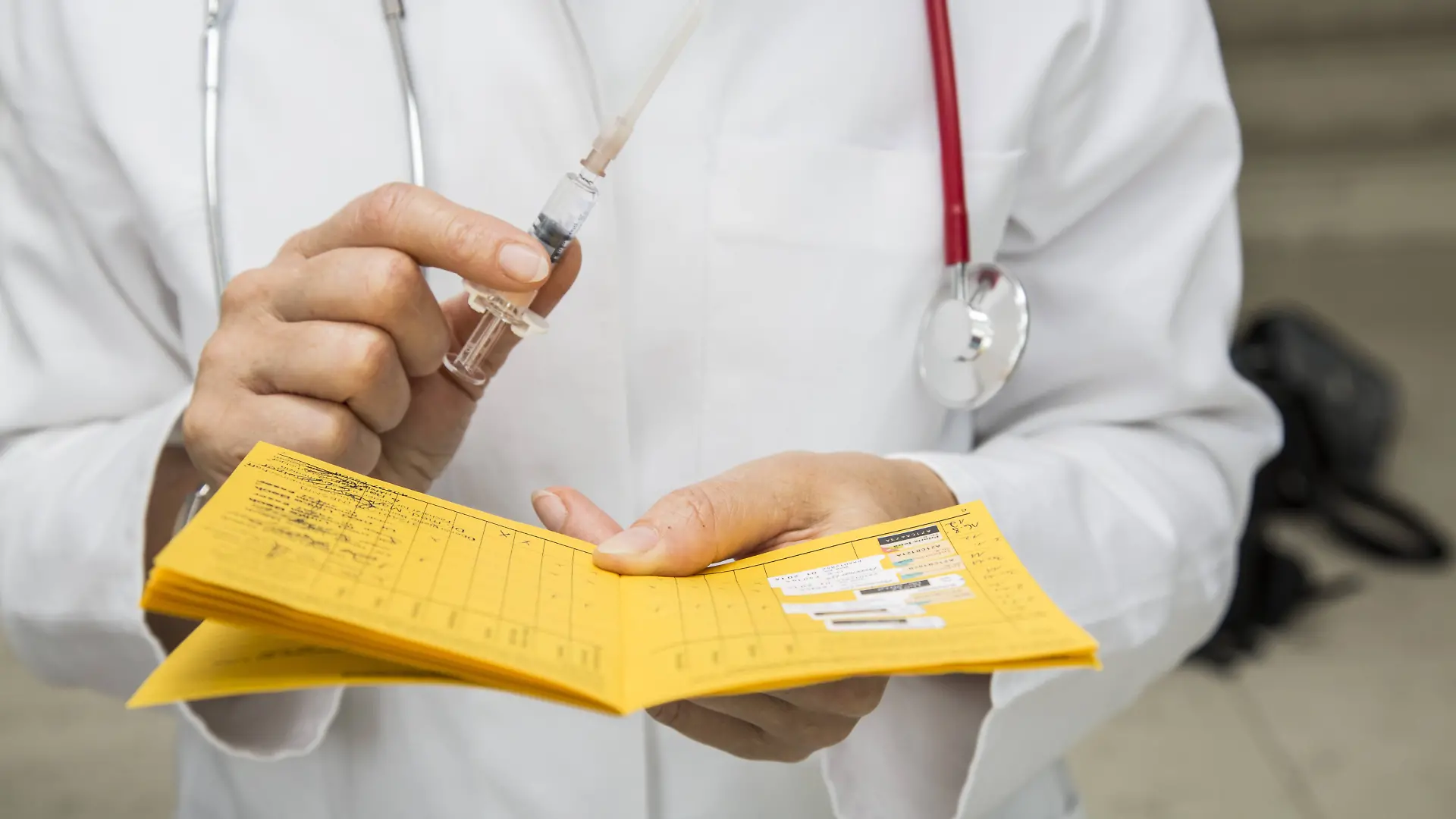Impfpass mit Spritze, Einmalverpackung, Auffrischungsimpfung gegen Diphtherie