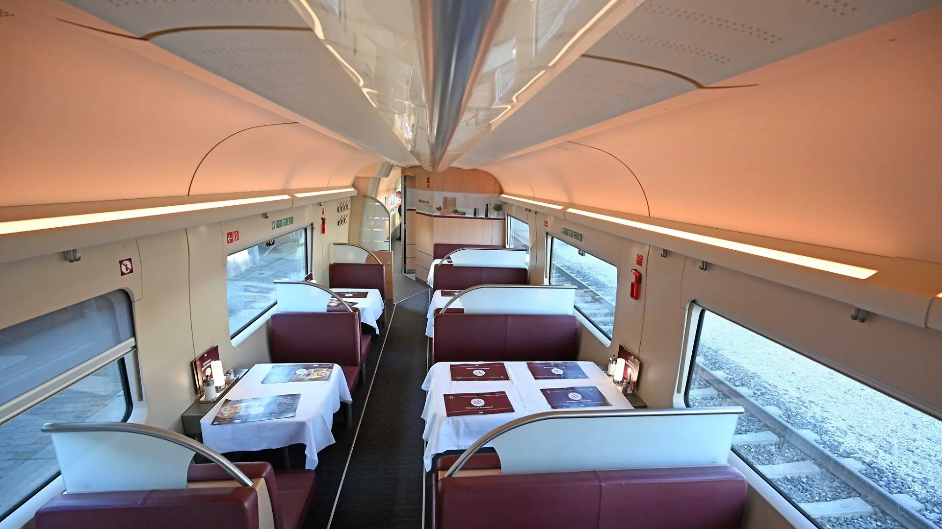 Ah, hier ist noch Platz! Ist in den Wagen kein Sitz mehr frei, könnte man ja im Bordrestaurant des ICE sein Glück versuchen.
