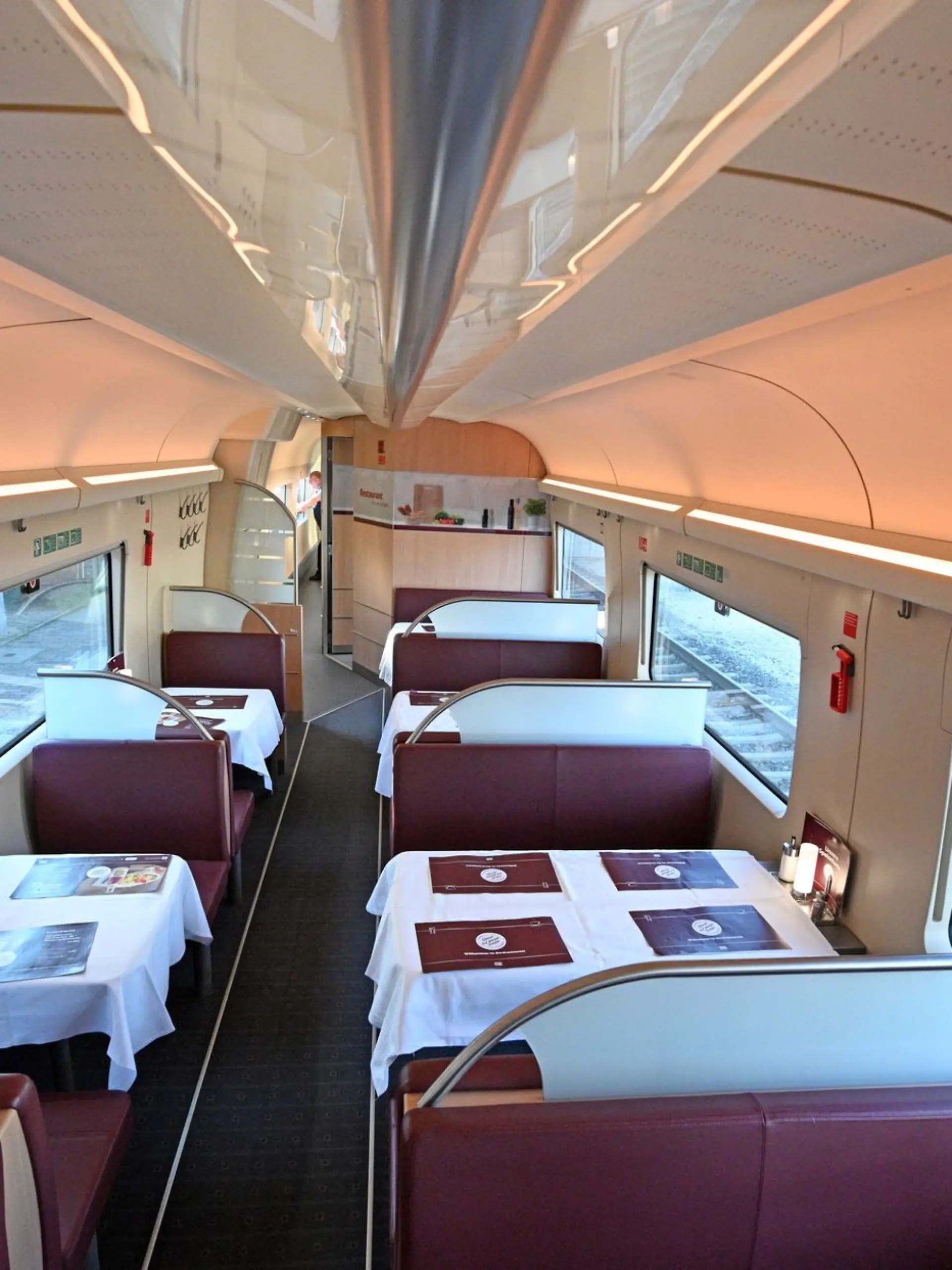 Ah, hier ist noch Platz! Ist in den Wagen kein Sitz mehr frei, könnte man ja im Bordrestaurant des ICE sein Glück versuchen.