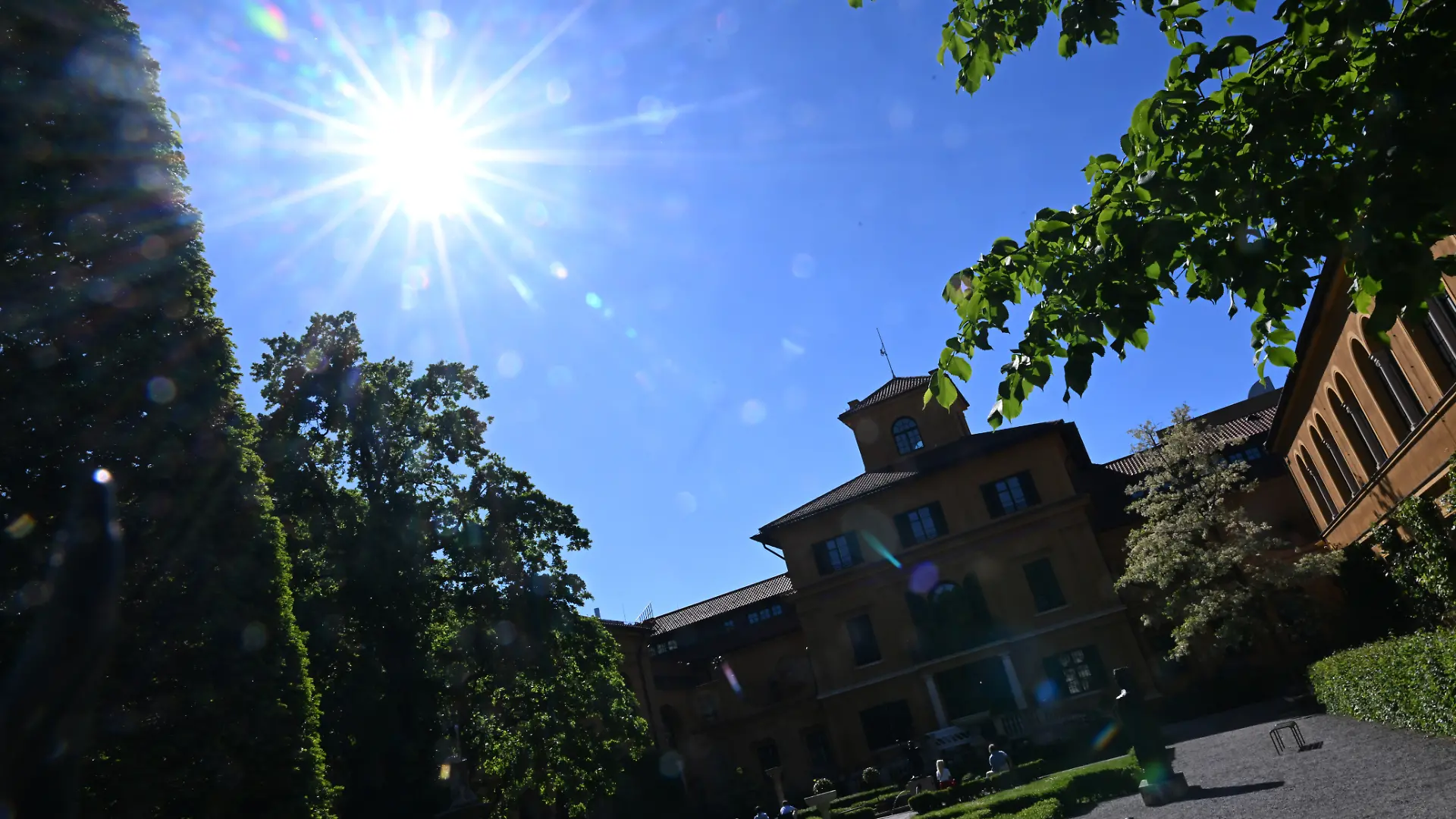 Die Sonne strahlt über dem Lenbachhaus in München