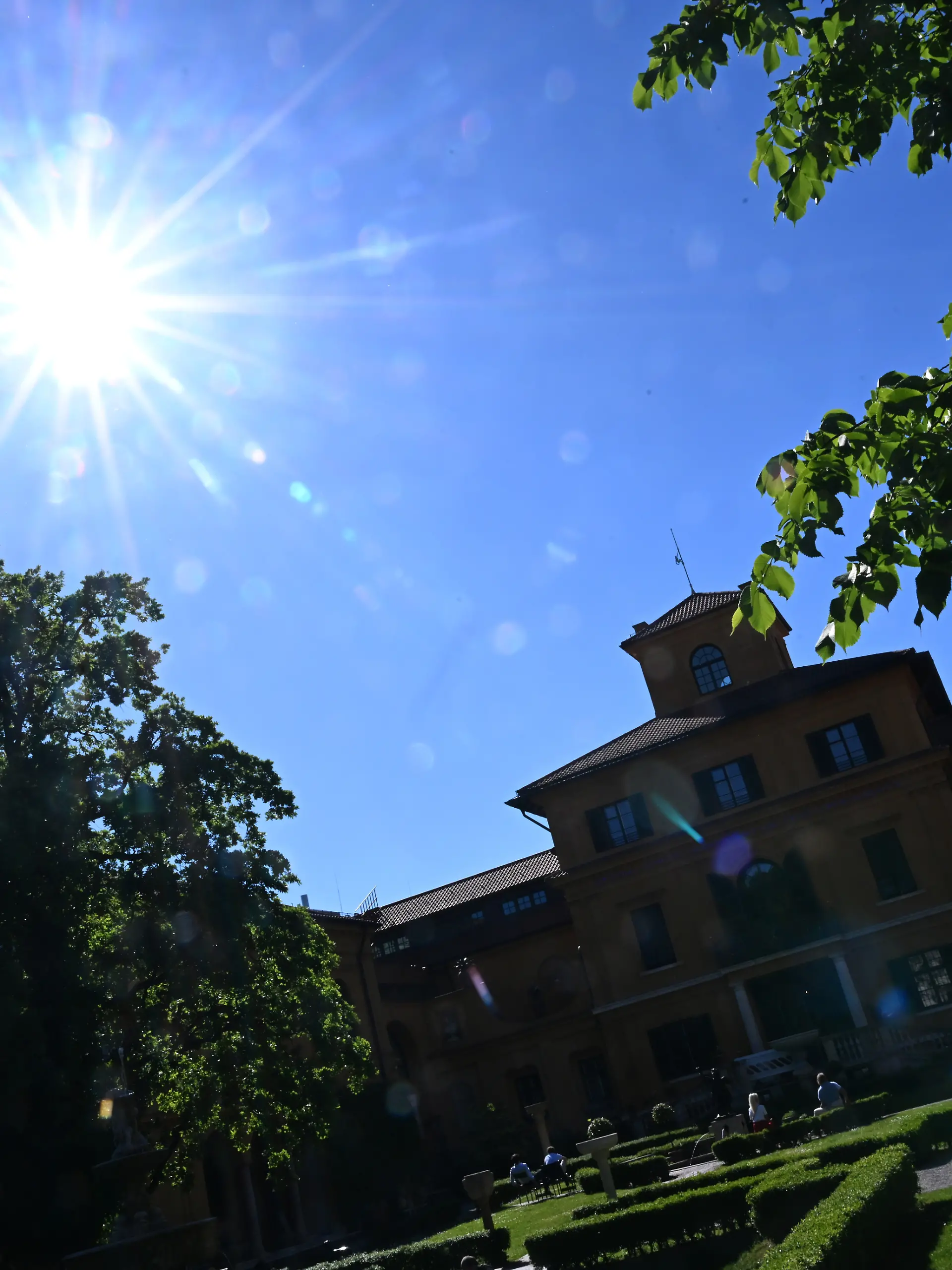 Die Sonne strahlt über dem Lenbachhaus in München