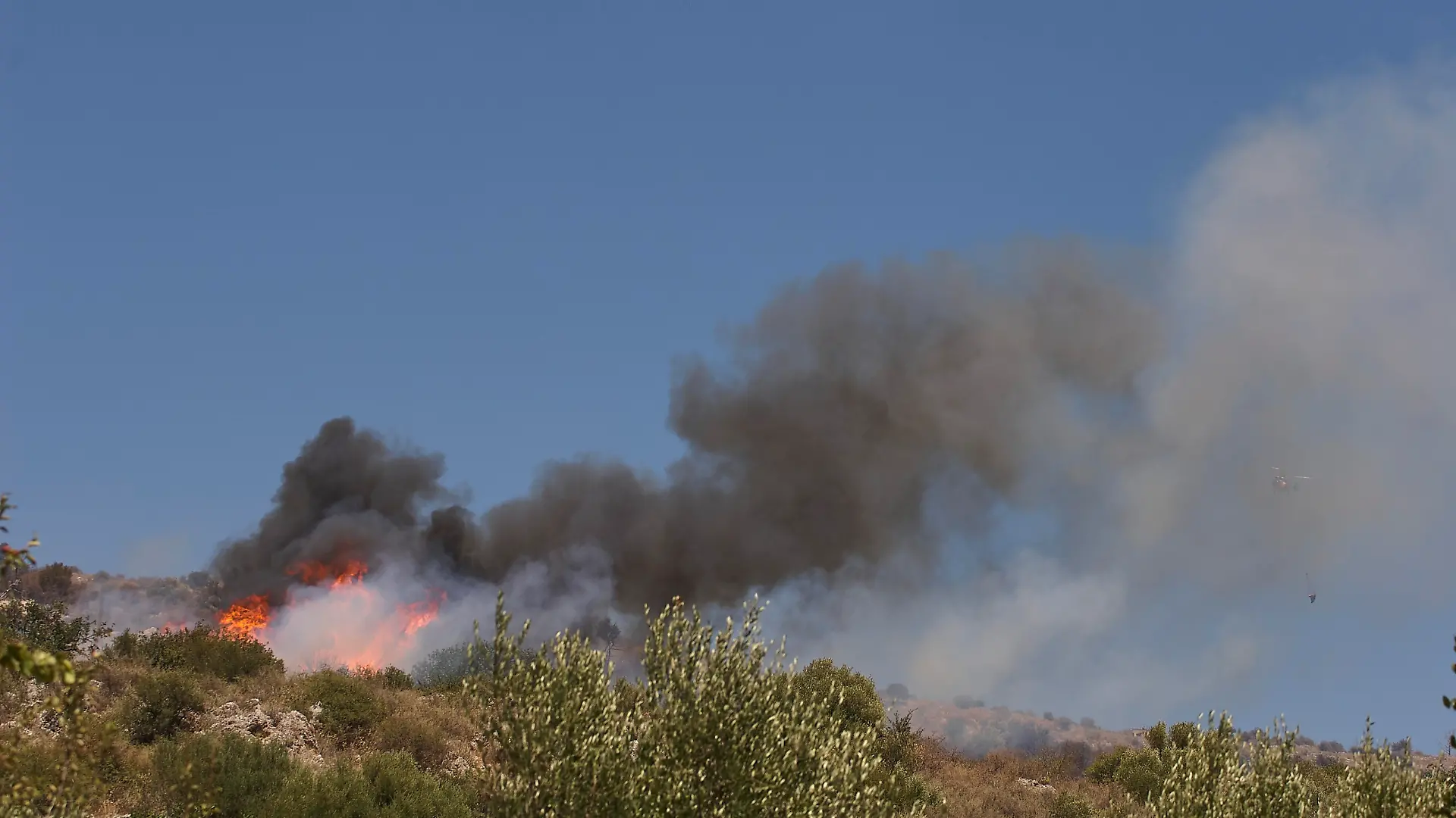 Hubschrauber, Helikopter, Lösch-Hubschrauber, Feuer, Hubschrauber im Rauch, brennende Bäume, Georgioupolis, Kreta, Griechenland, Europa